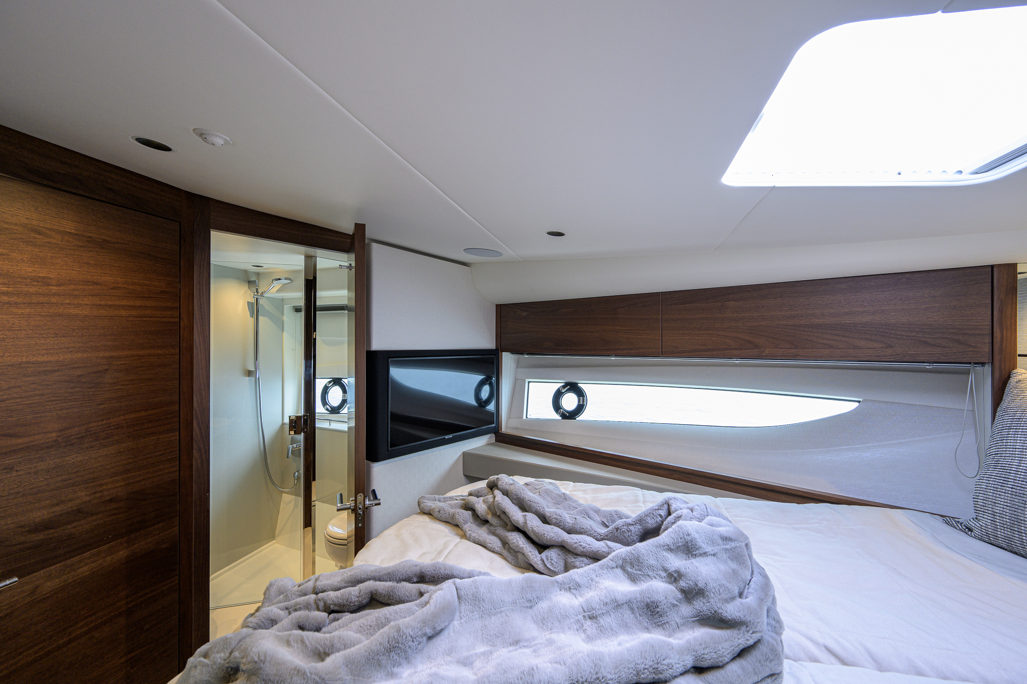Crown yacht photo 106