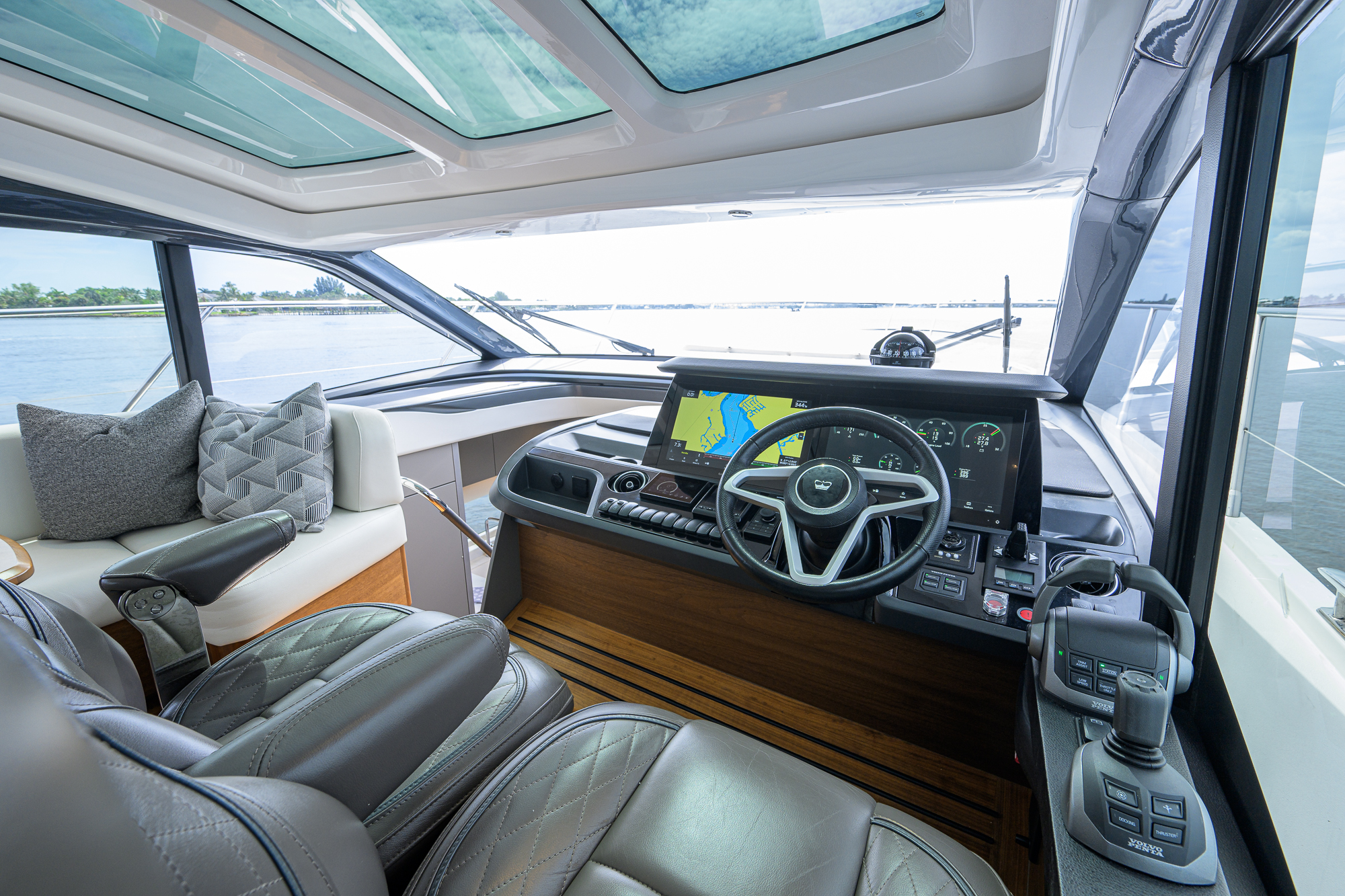 Crown yacht photo 98