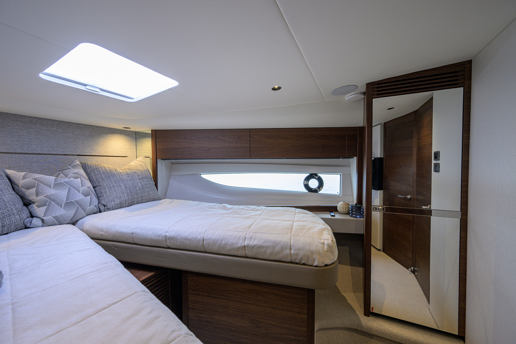 Crown yacht photo 111