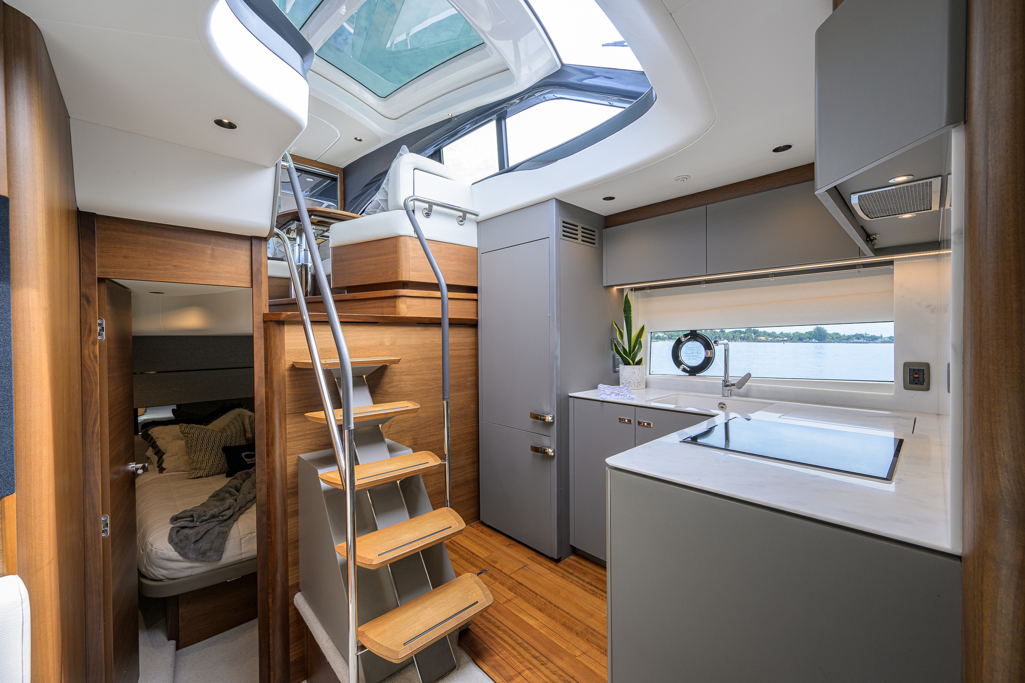 Crown yacht photo 91