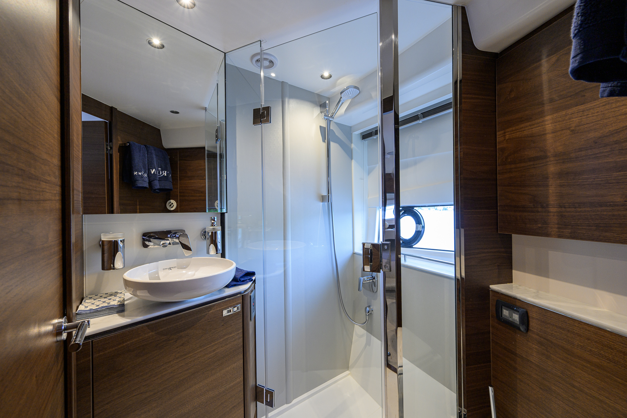 Crown yacht photo 114