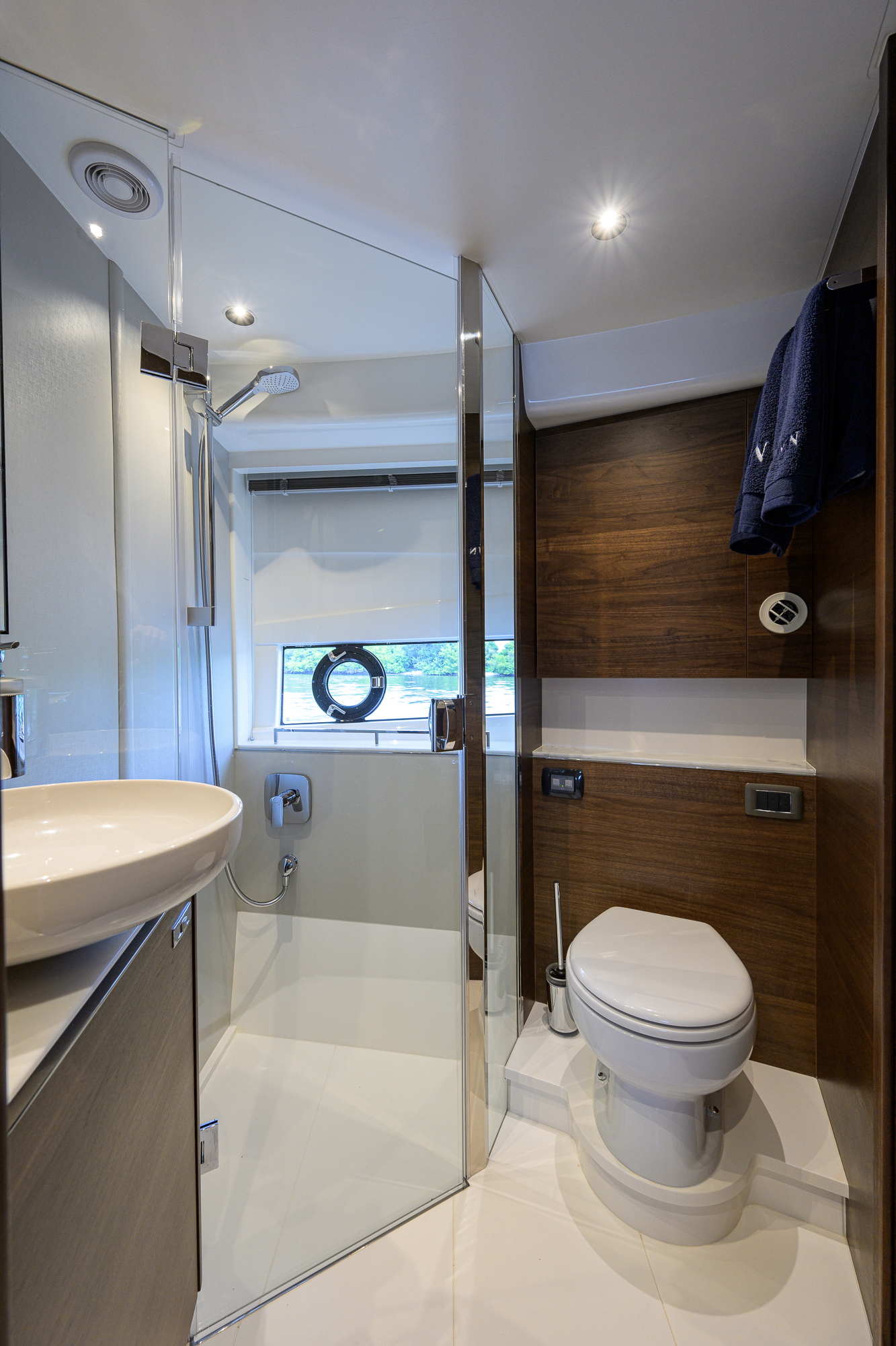 Crown yacht photo 116