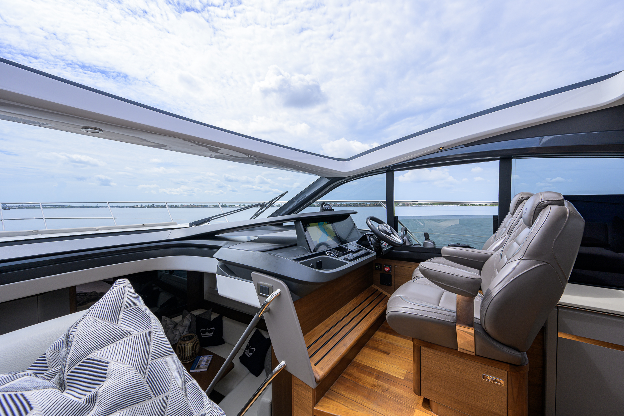 Crown yacht photo 101