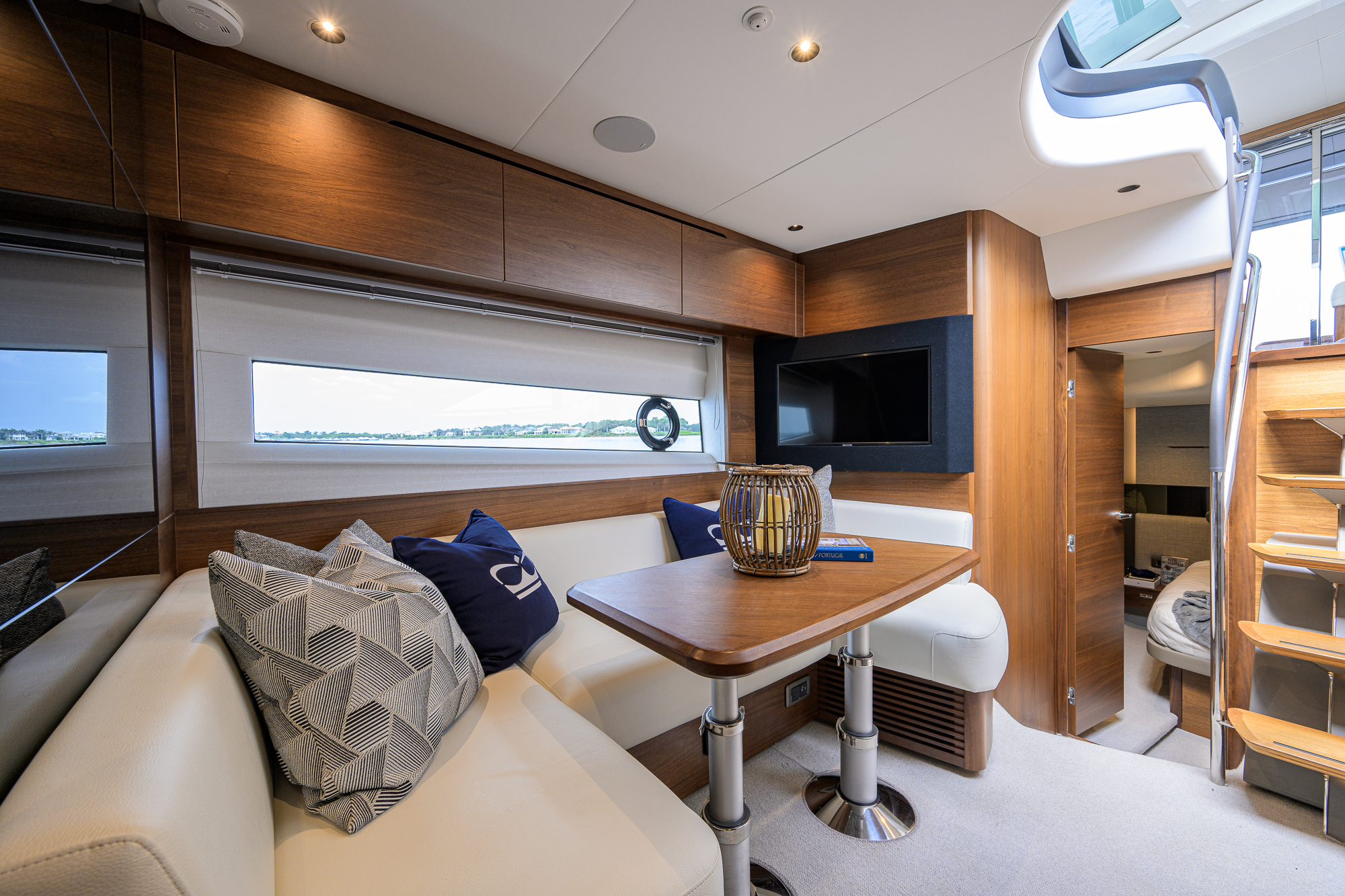 Crown yacht photo 76