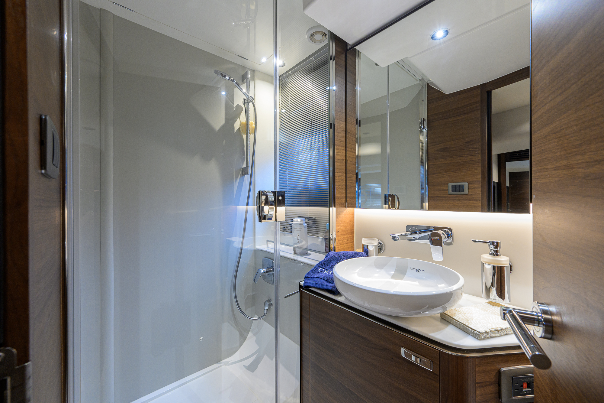 Crown yacht photo 127