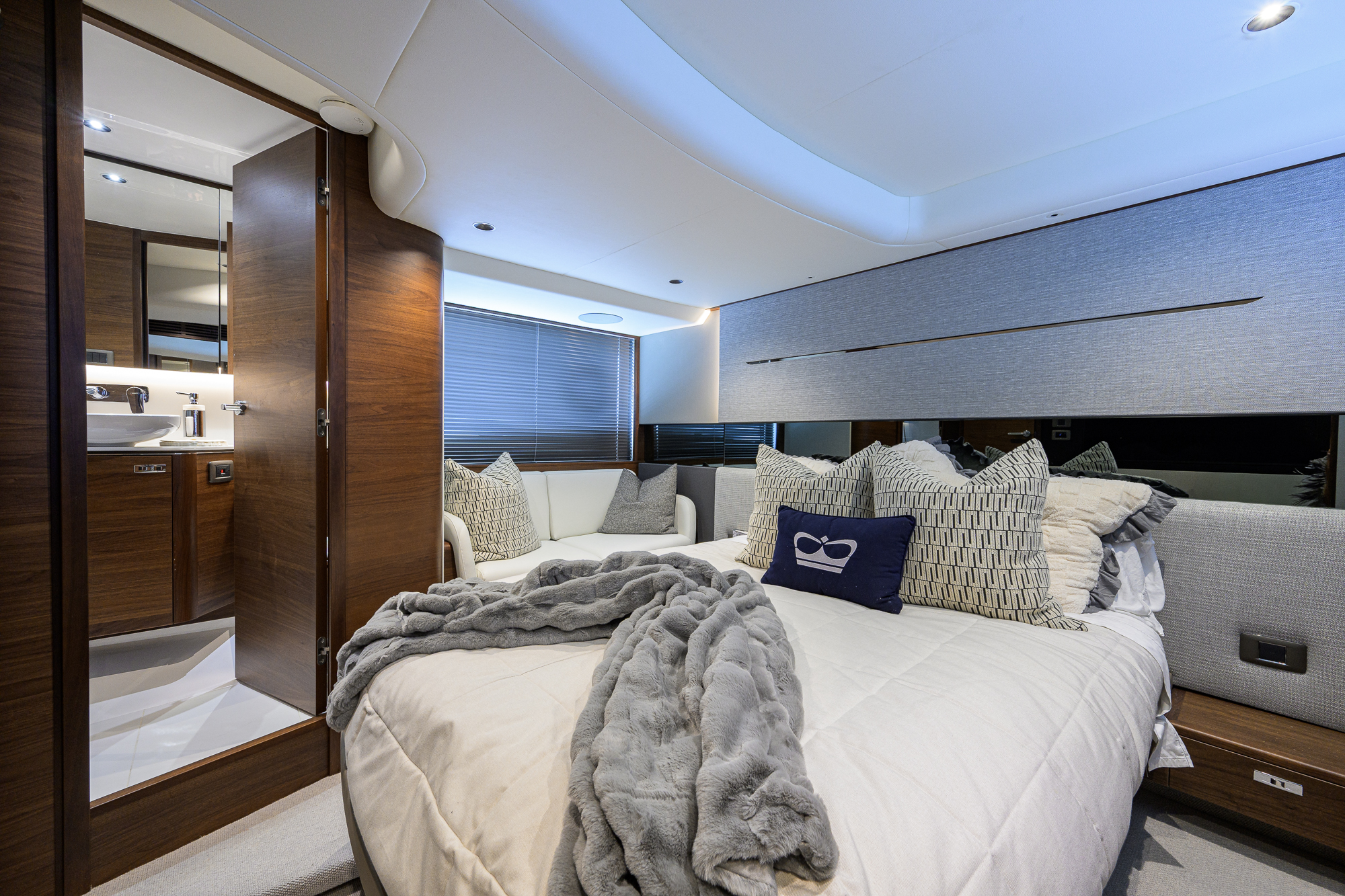 Crown yacht photo 121