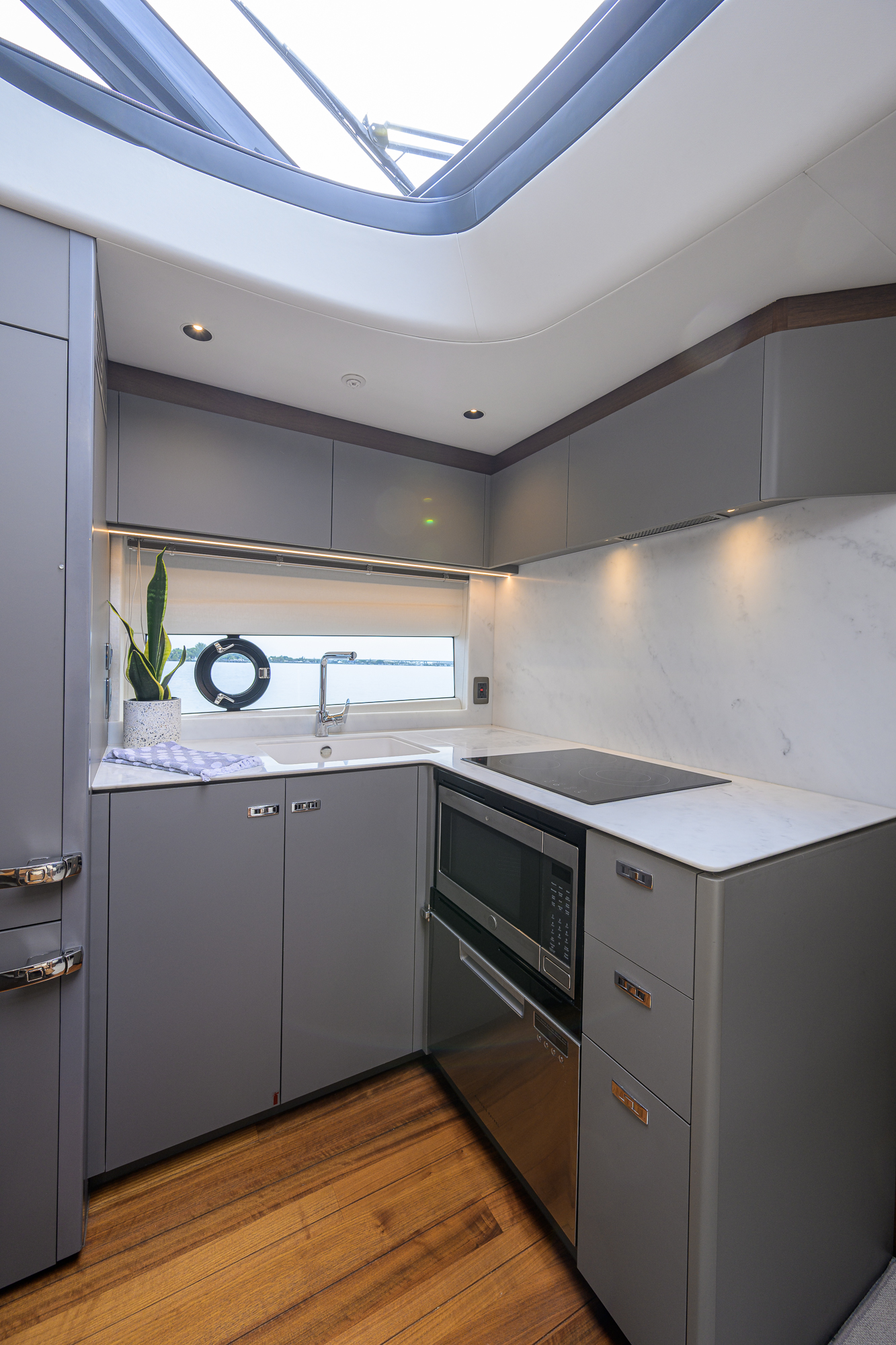 Crown yacht photo 92