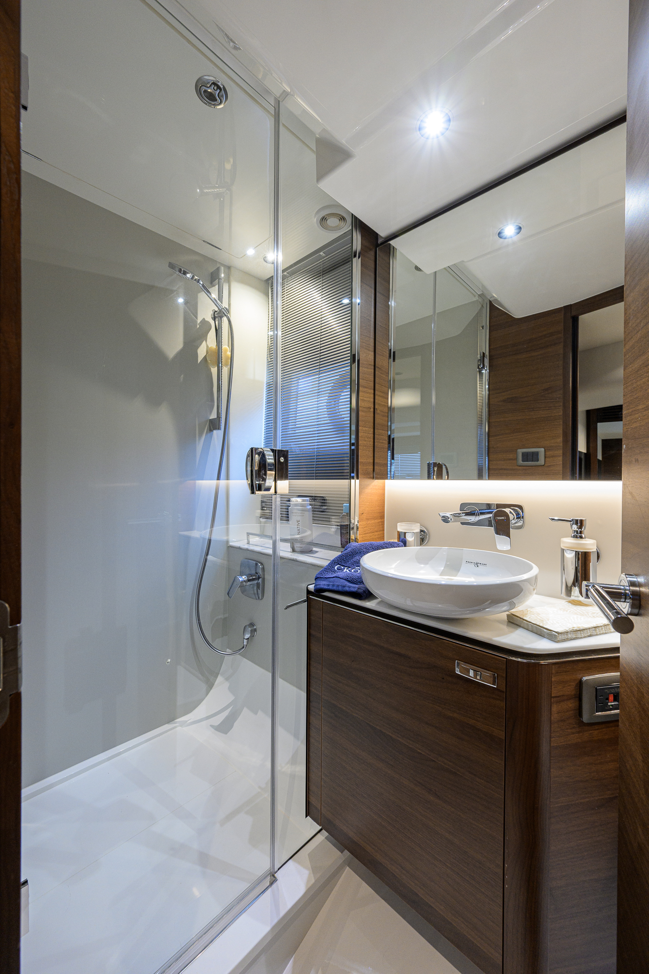 Crown yacht photo 126