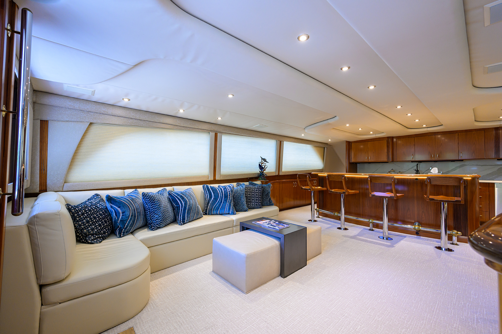 JR yacht photo 75