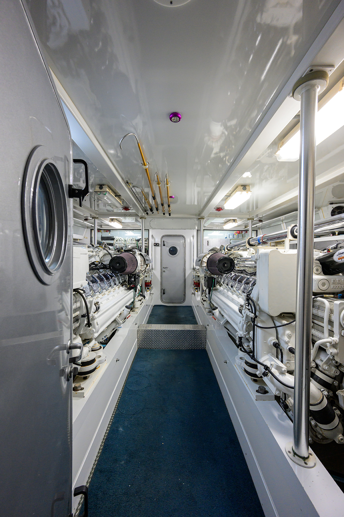 JR yacht photo 67