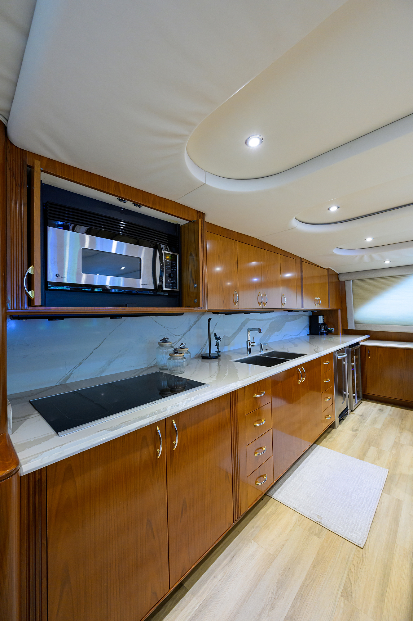 JR yacht photo 89