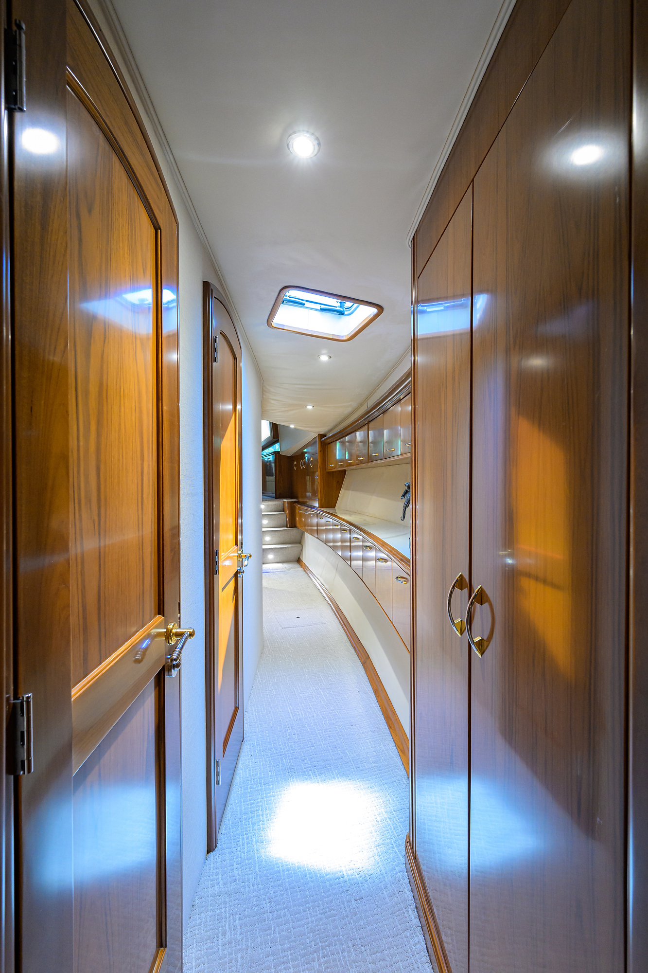 JR yacht photo 97