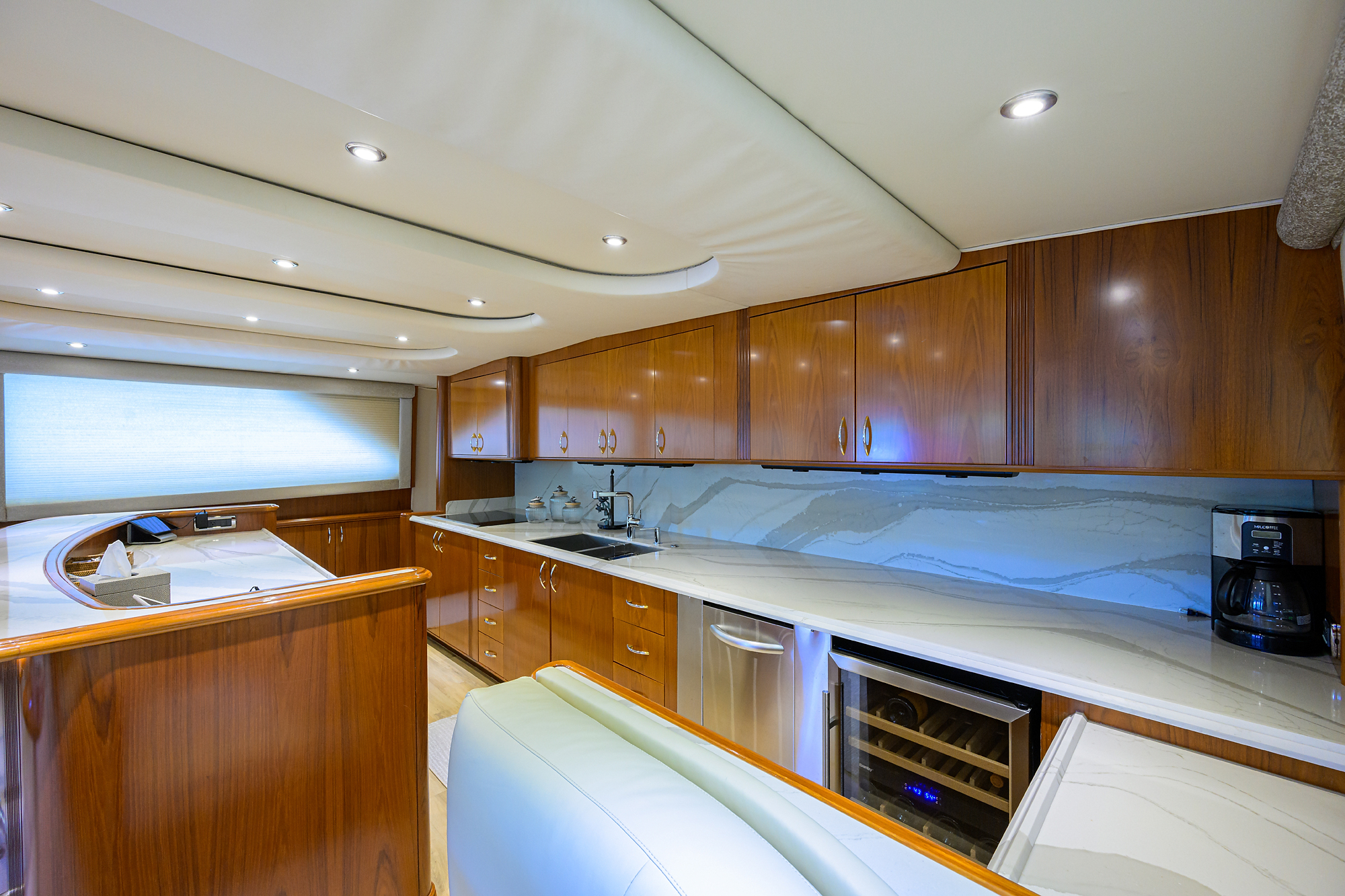 JR yacht photo 90