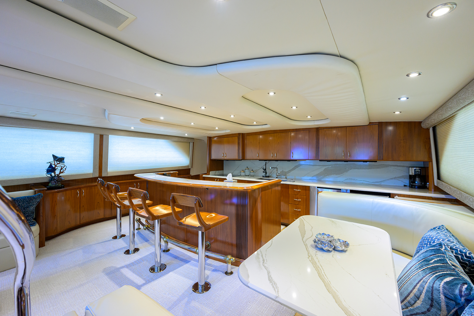 JR yacht photo 85