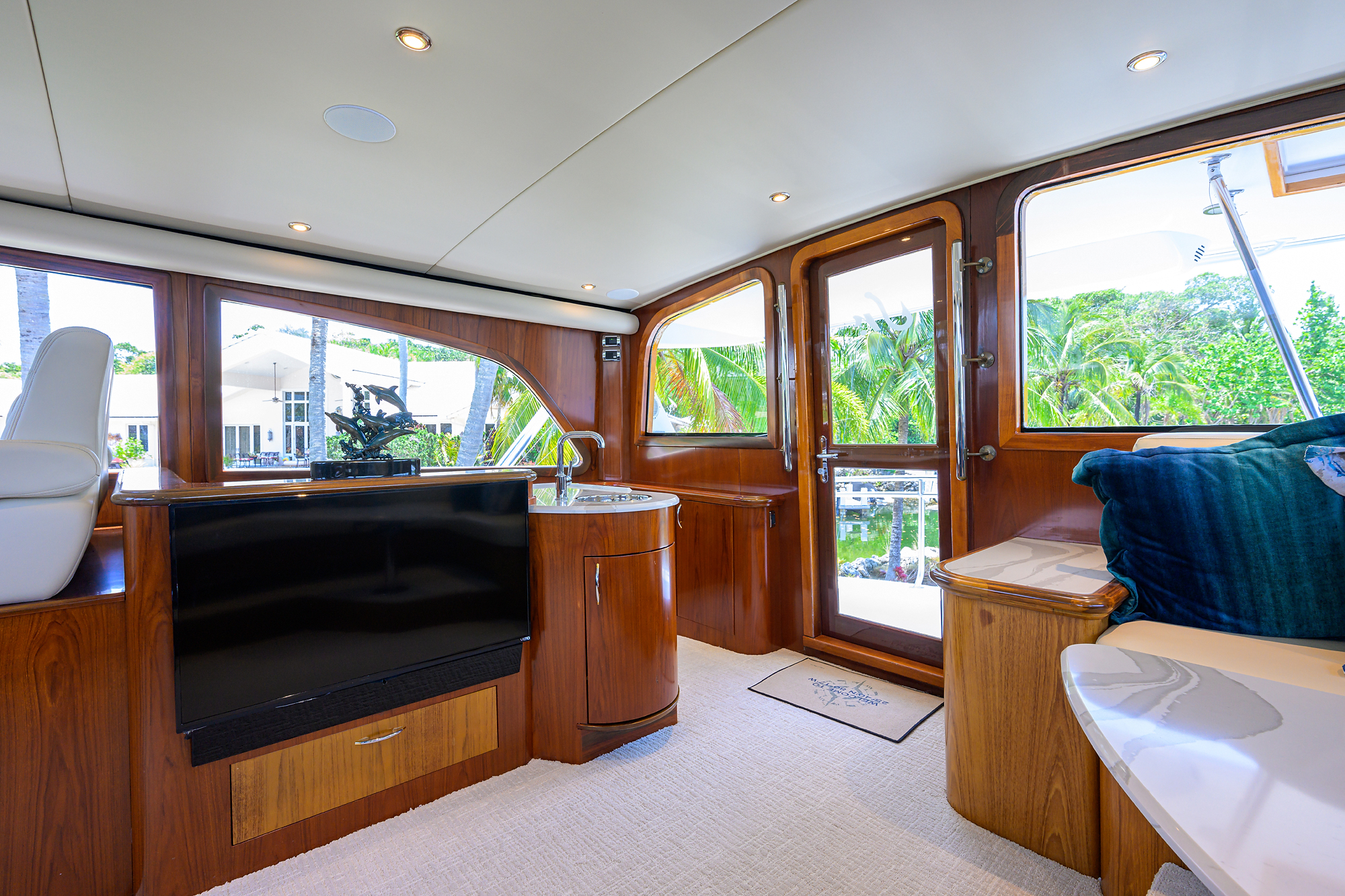 JR yacht photo 34