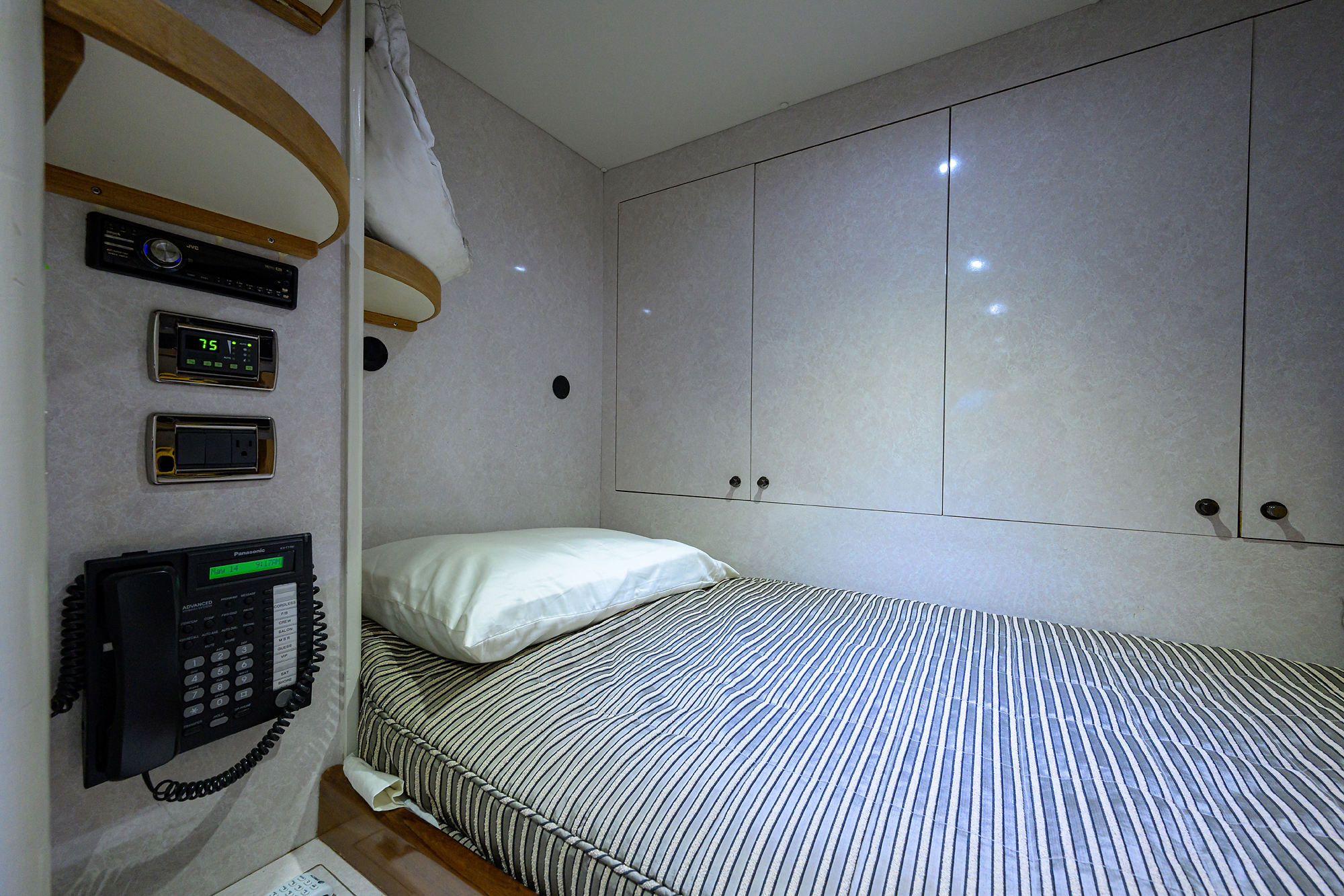 JR yacht photo 136