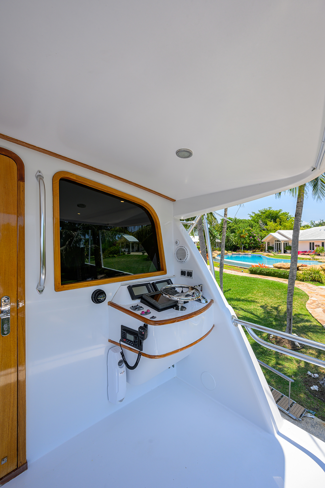 JR yacht photo 45