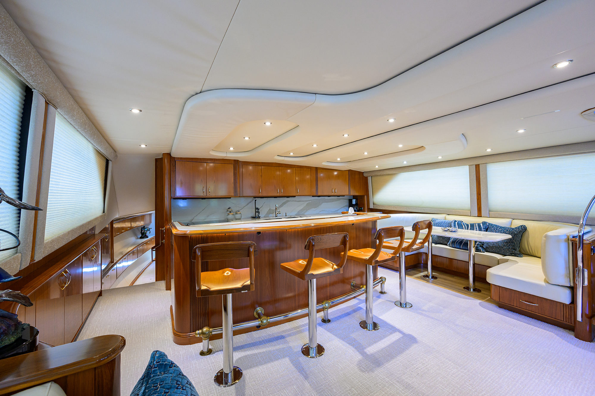 JR yacht photo 84