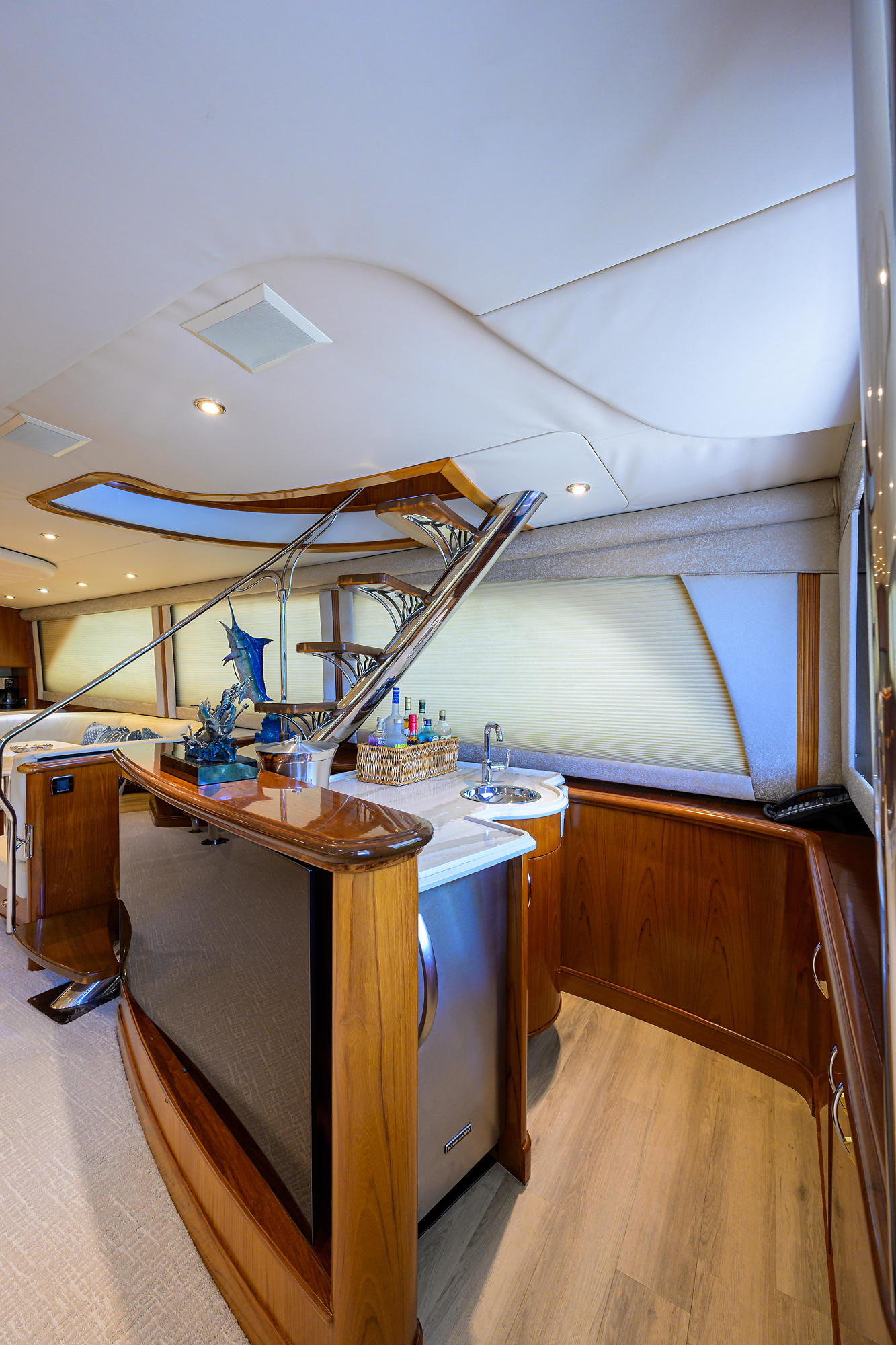 JR yacht photo 80