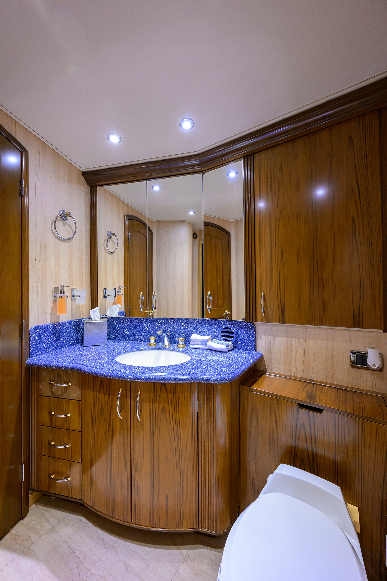 JR yacht photo 107