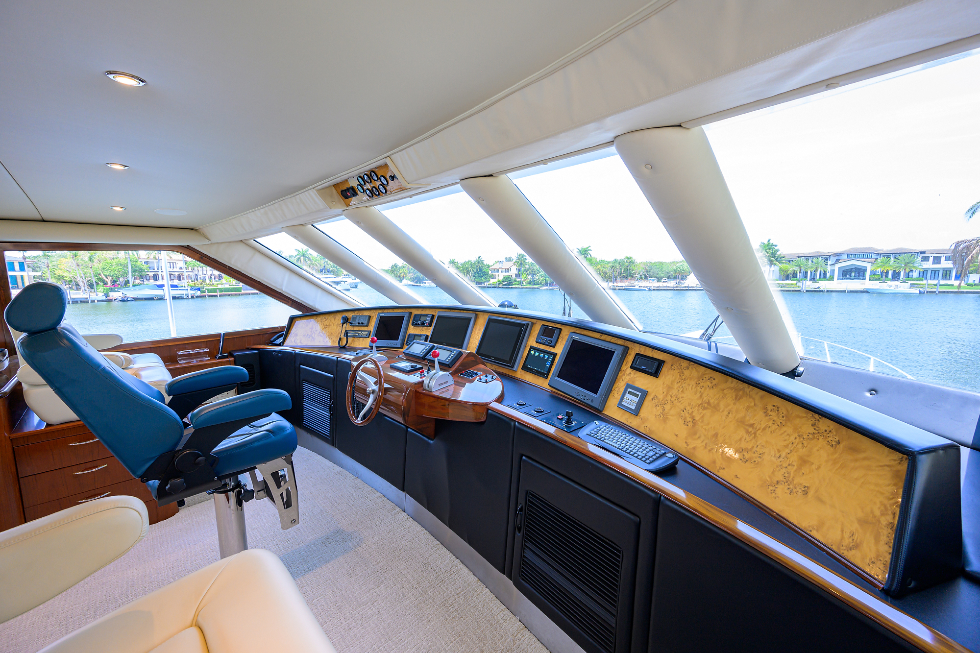 JR yacht photo 42