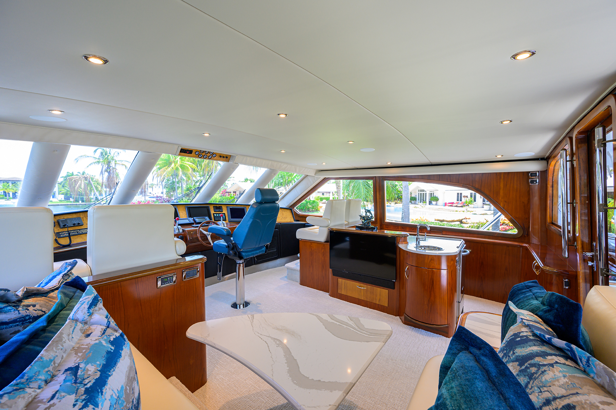 JR yacht photo 30
