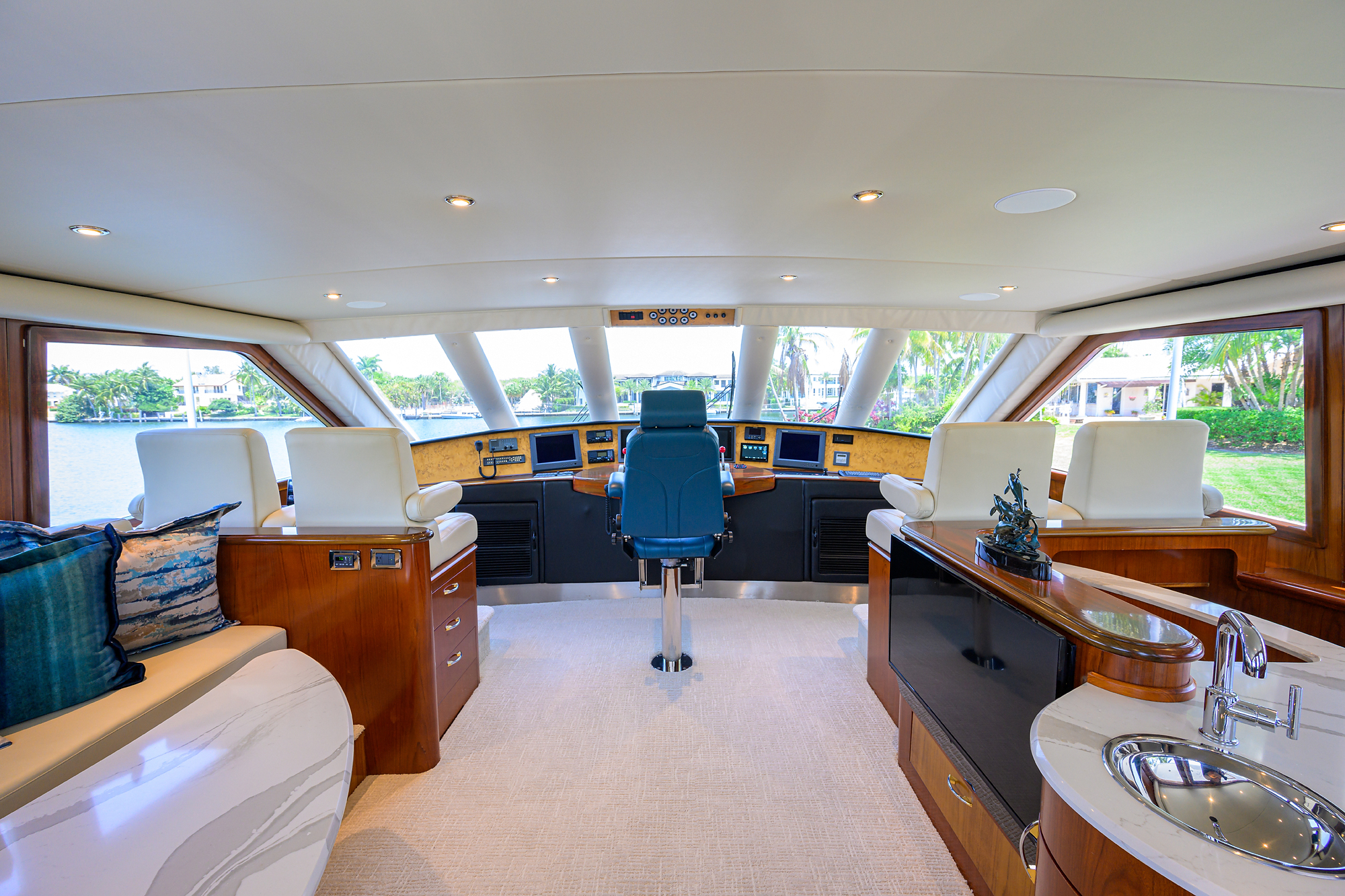 JR yacht photo 29