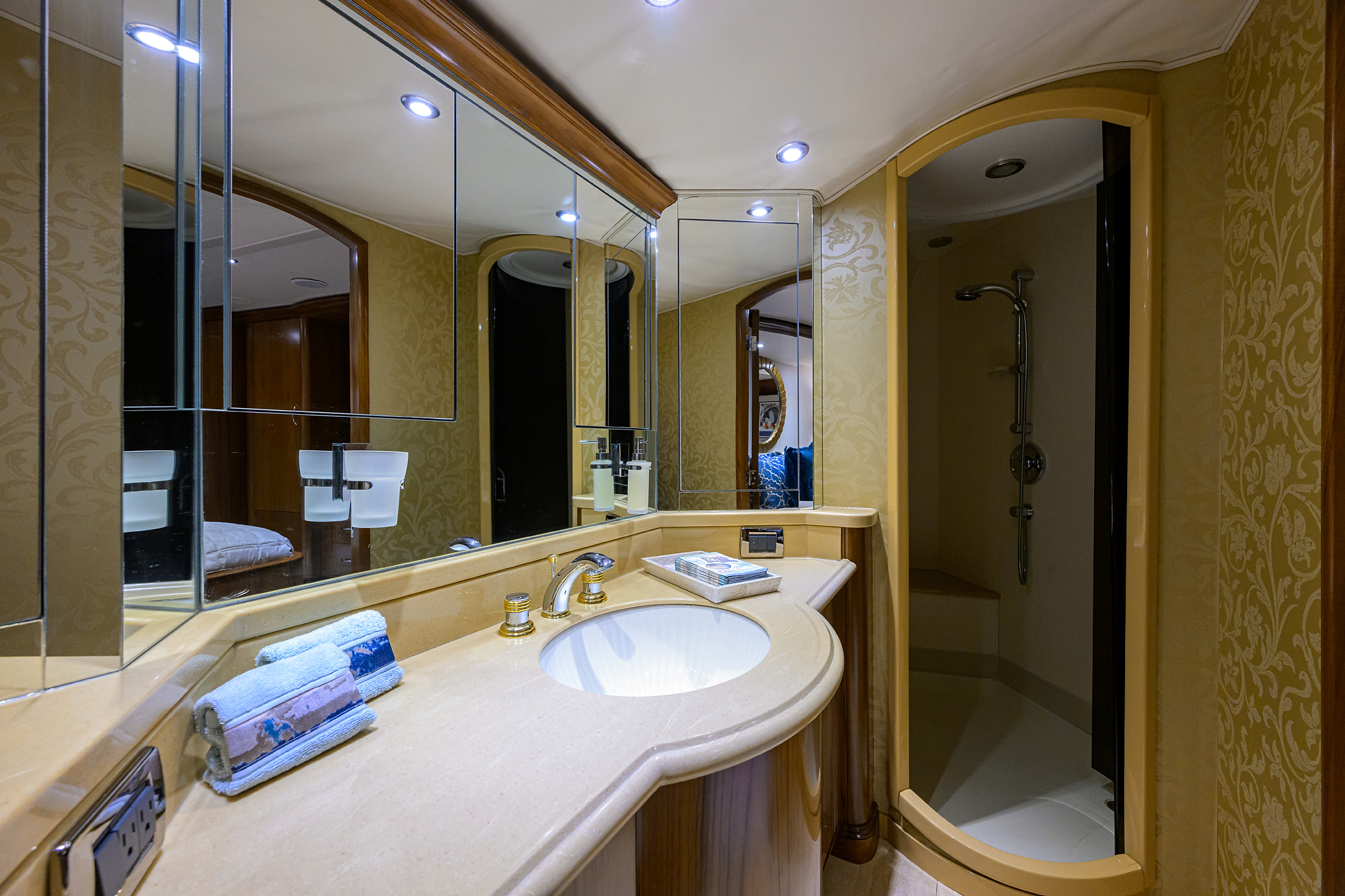 JR yacht photo 127