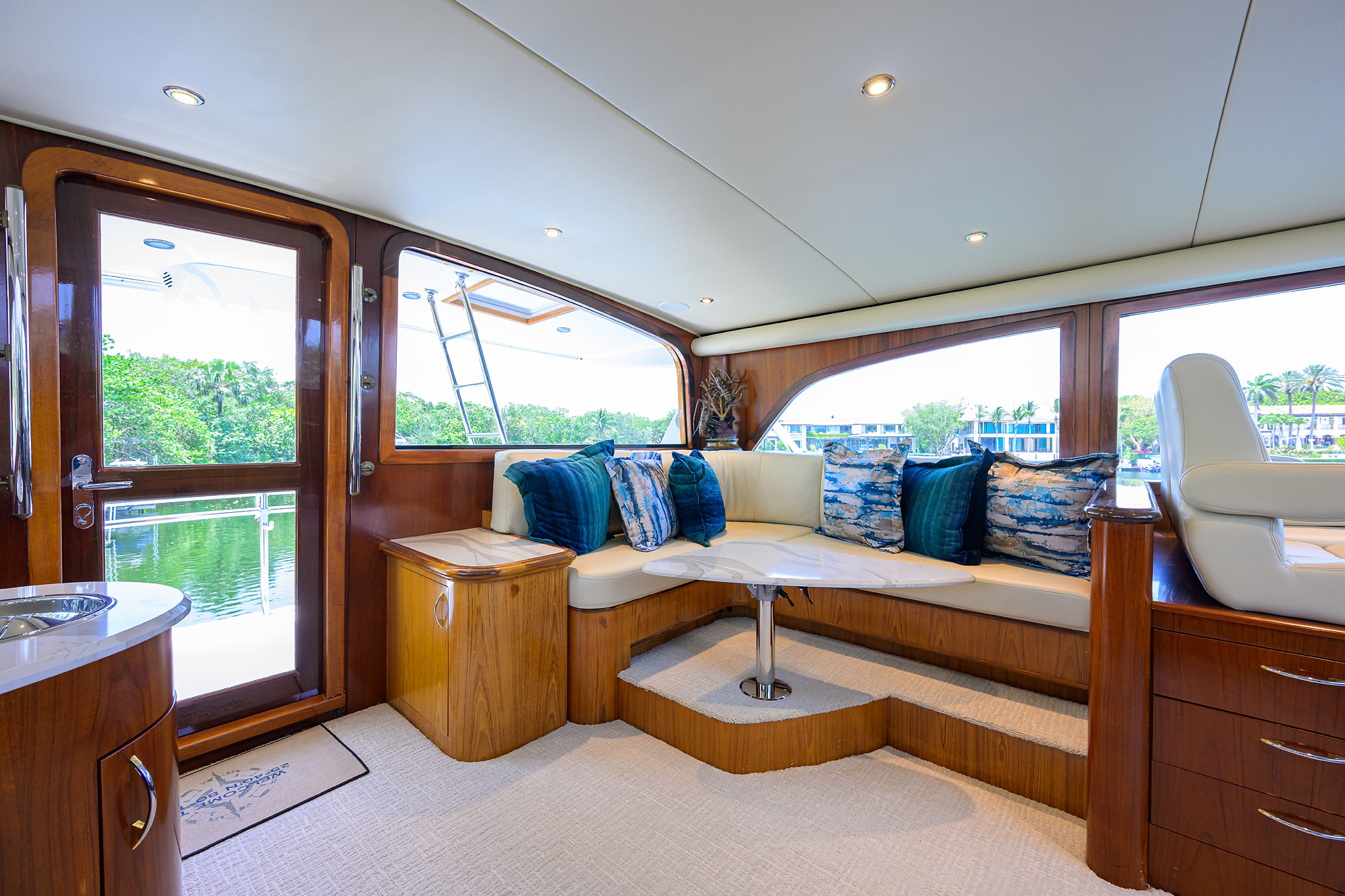 JR yacht photo 33