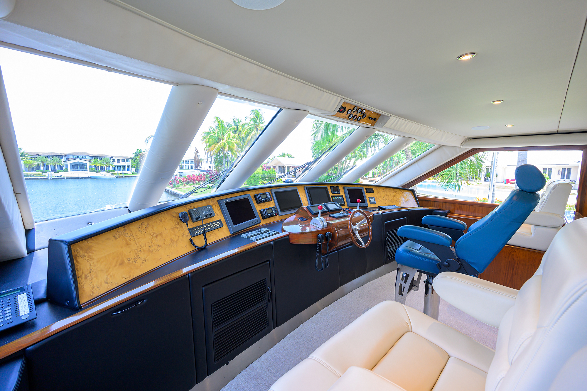 JR yacht photo 38