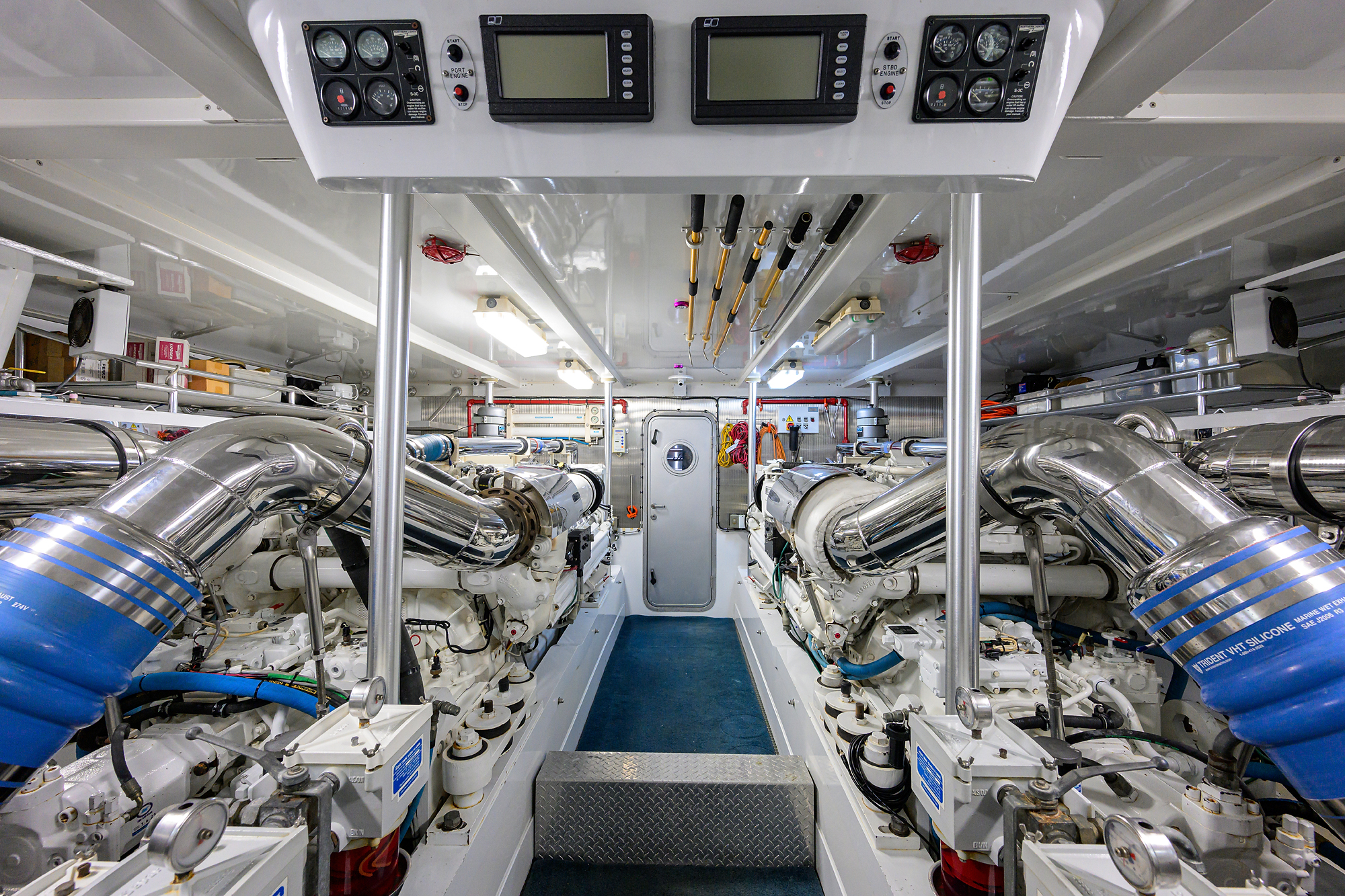 JR yacht photo 60