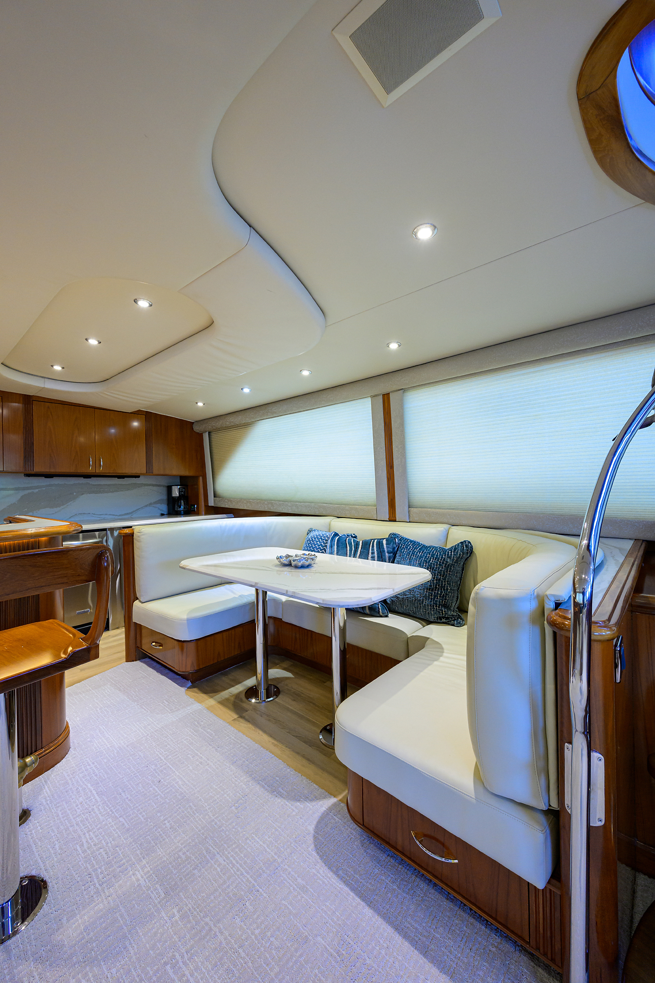 JR yacht photo 92