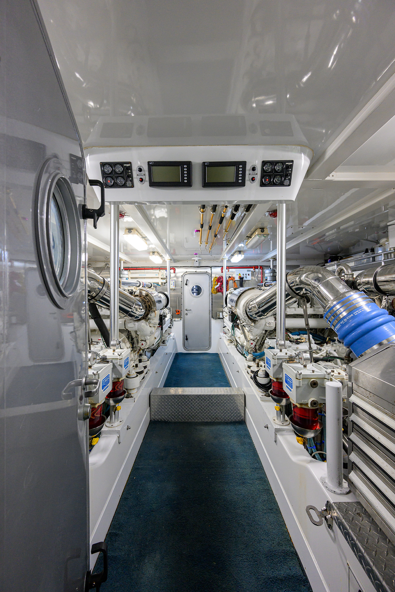 JR yacht photo 59