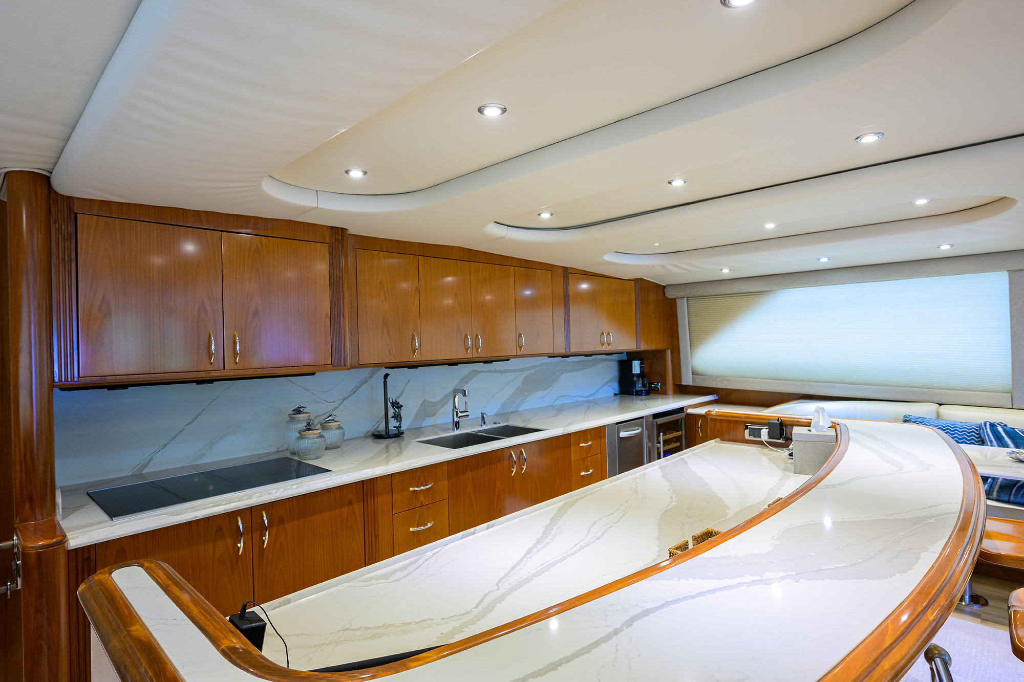 JR yacht photo 86