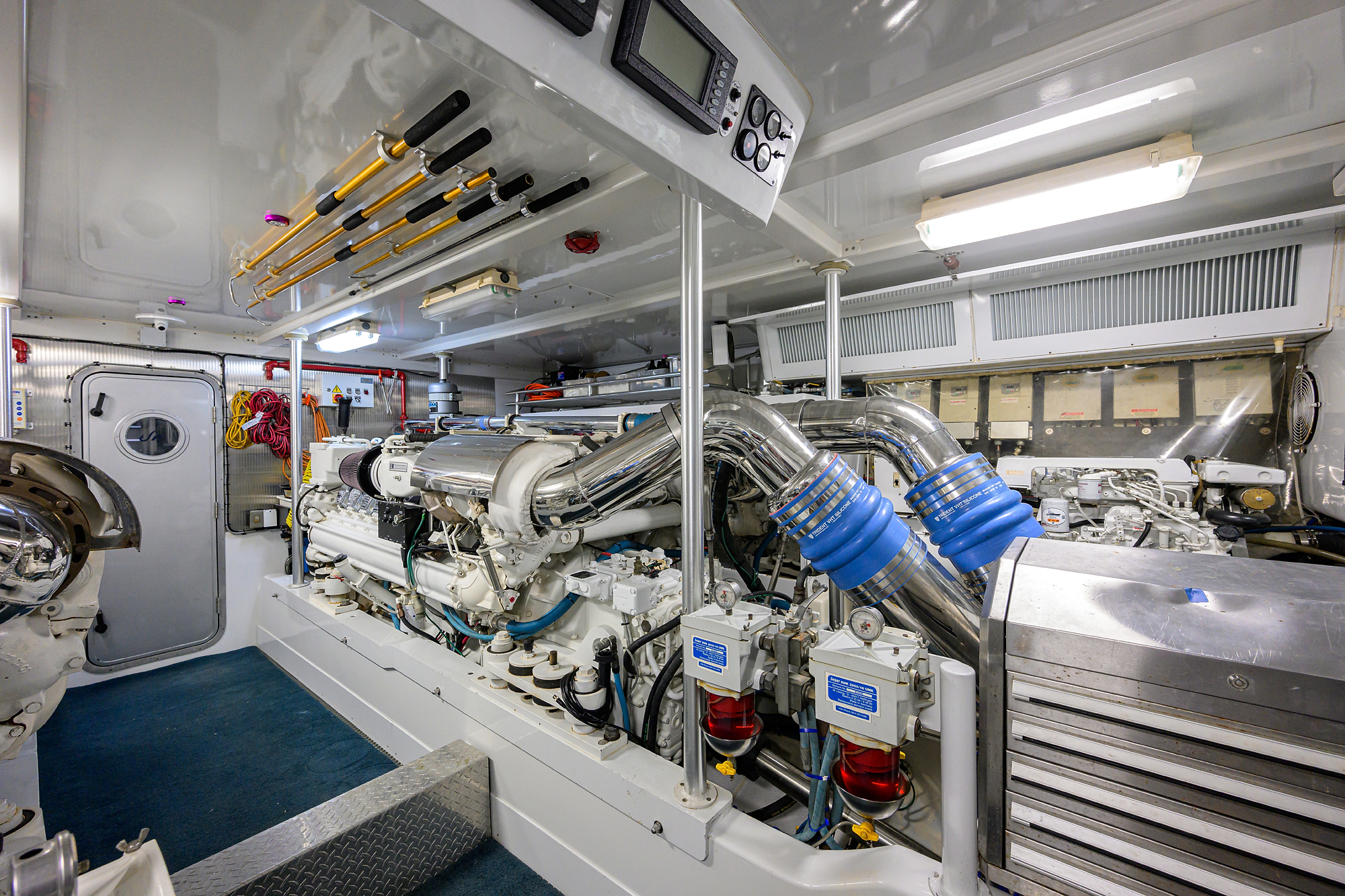 JR yacht photo 61