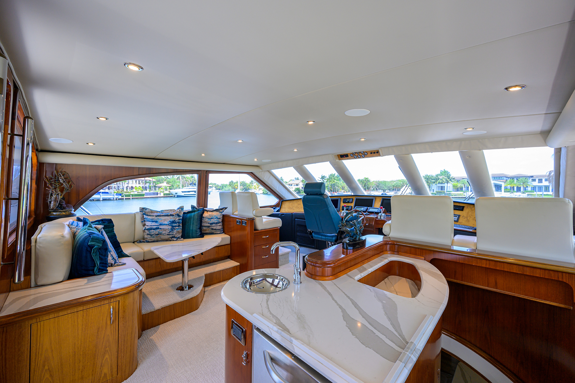 JR yacht photo 28