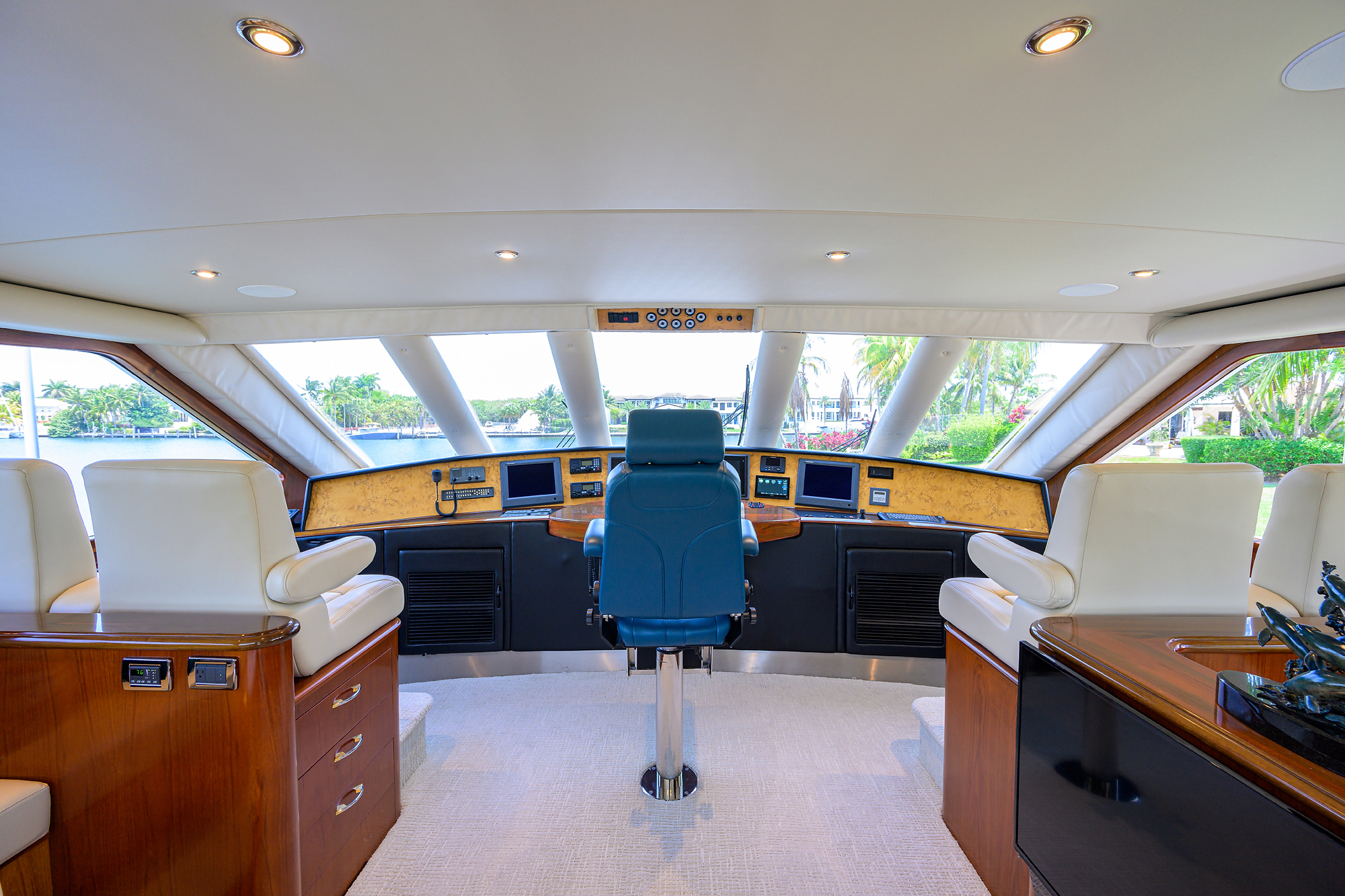JR yacht photo 37