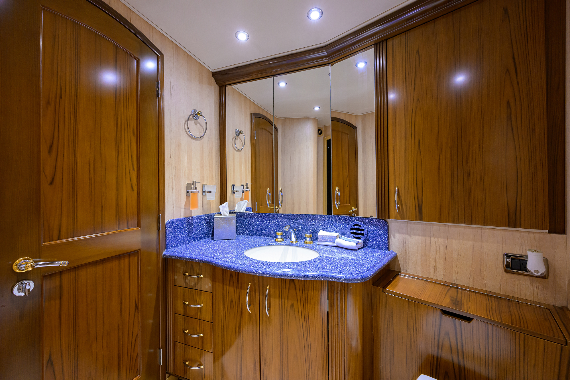 JR yacht photo 108