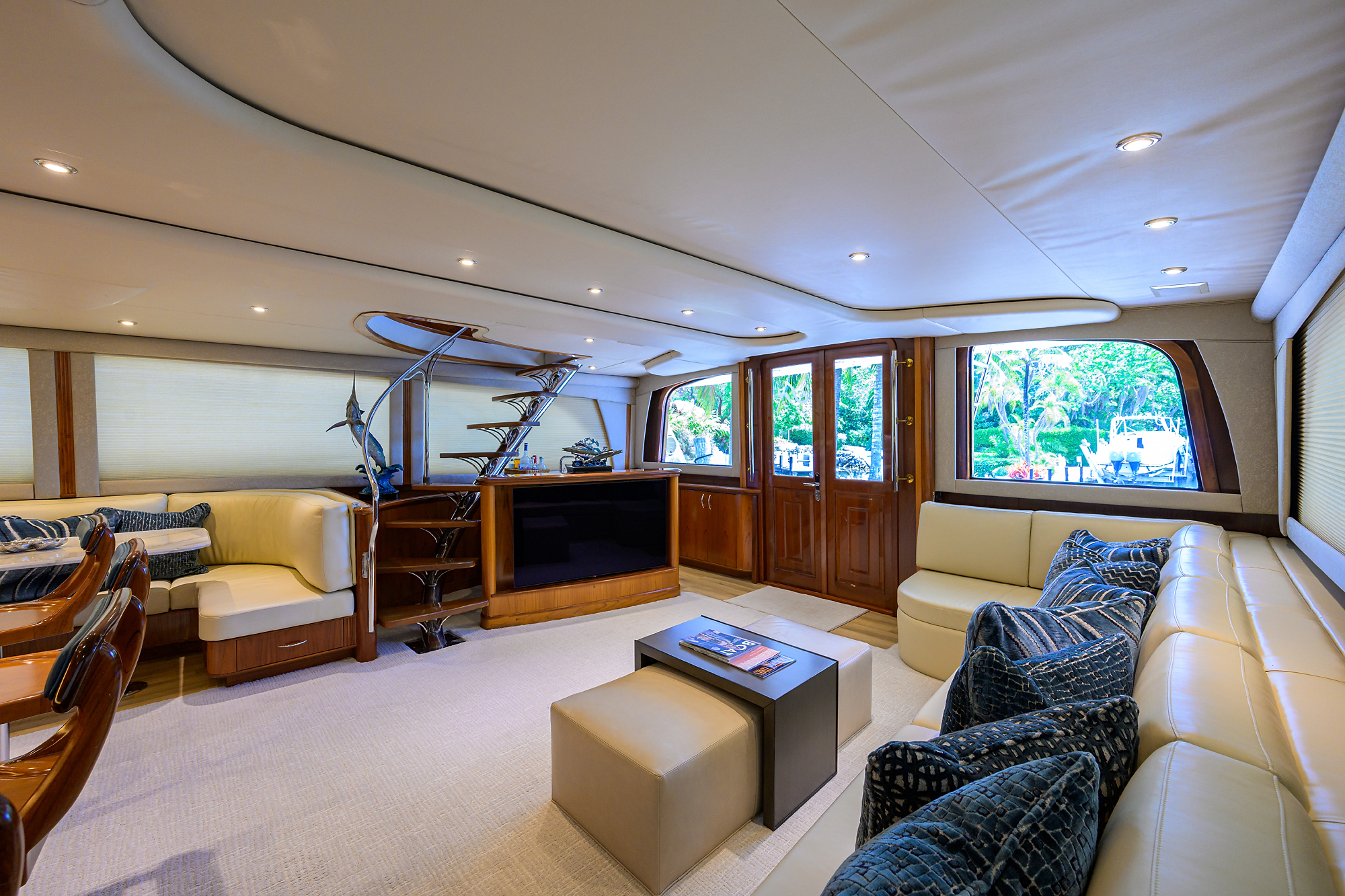 JR yacht photo 77