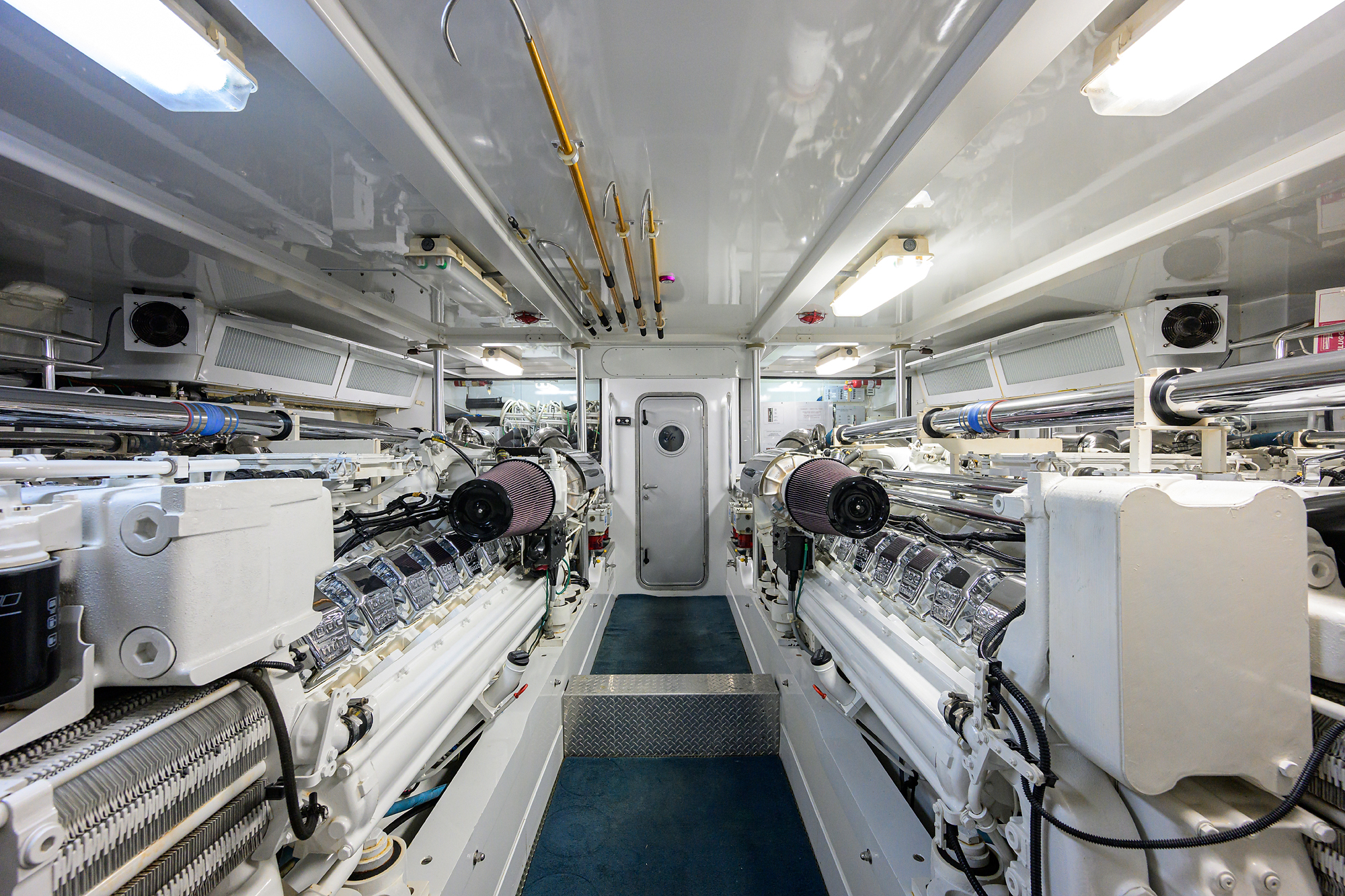 JR yacht photo 68