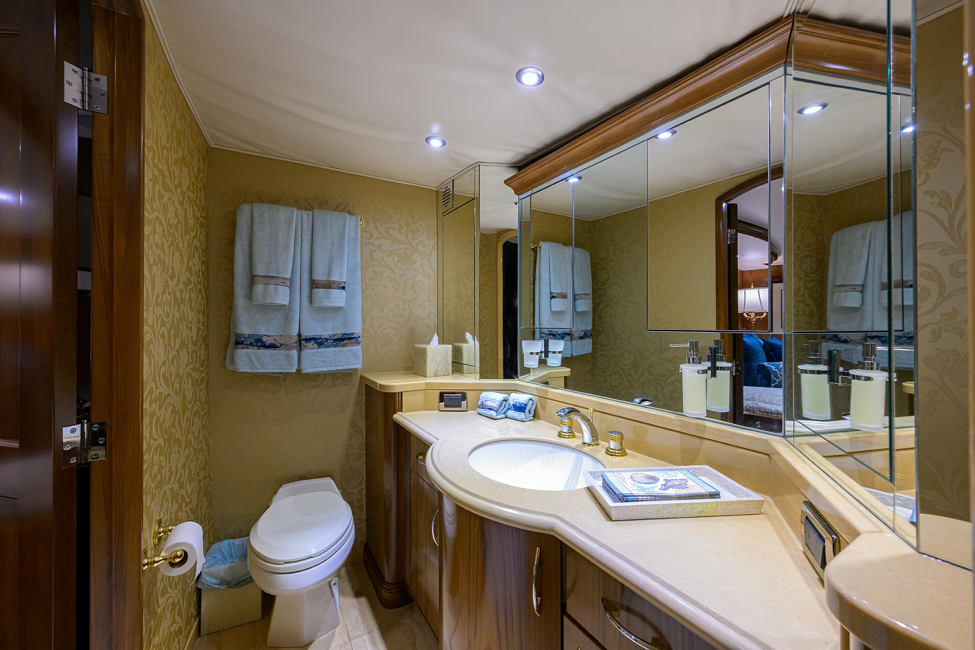 JR yacht photo 126