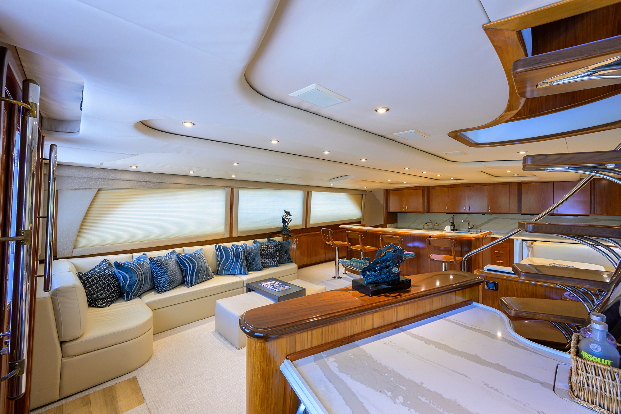 JR yacht photo 74