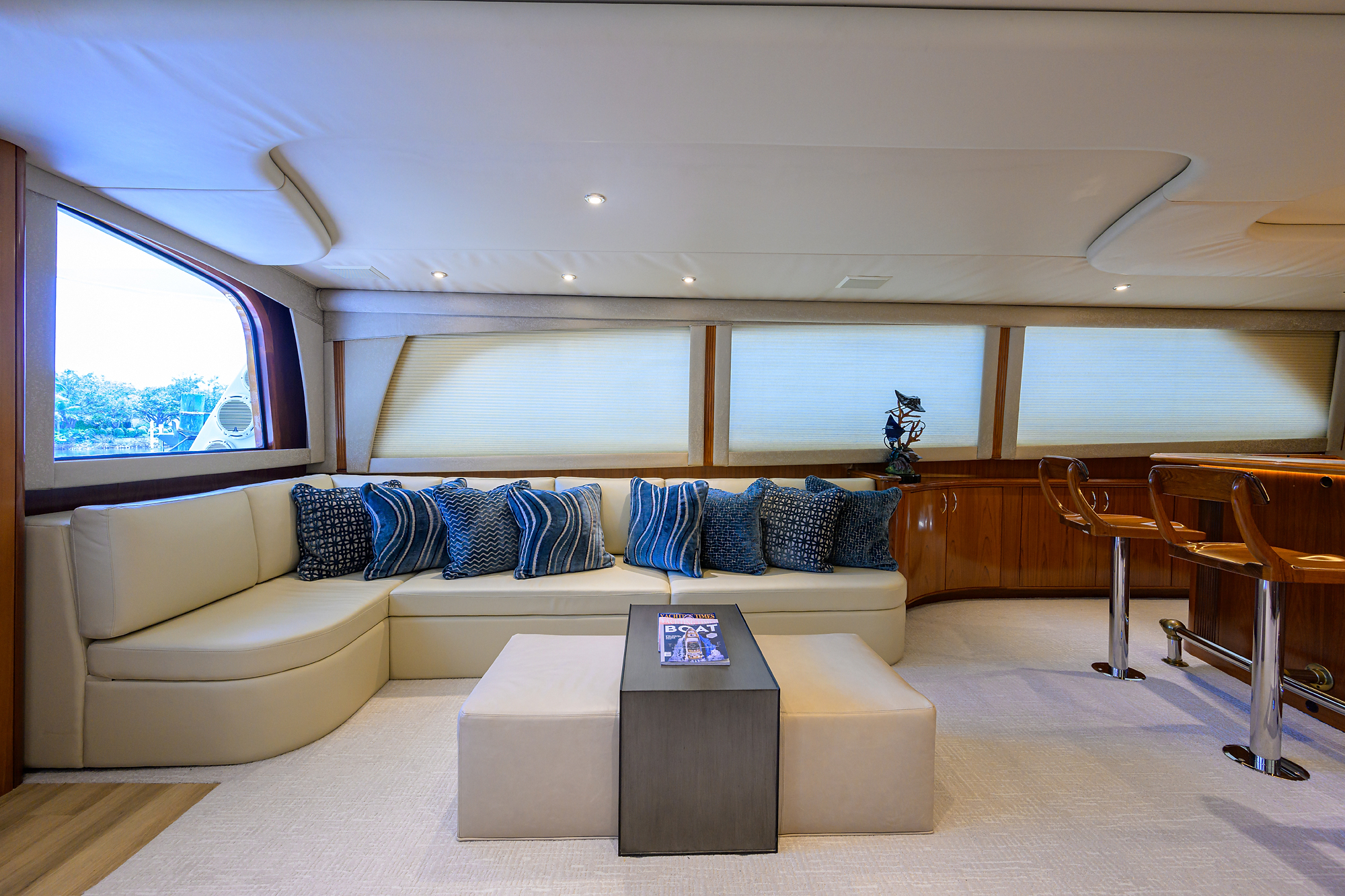 JR yacht photo 82