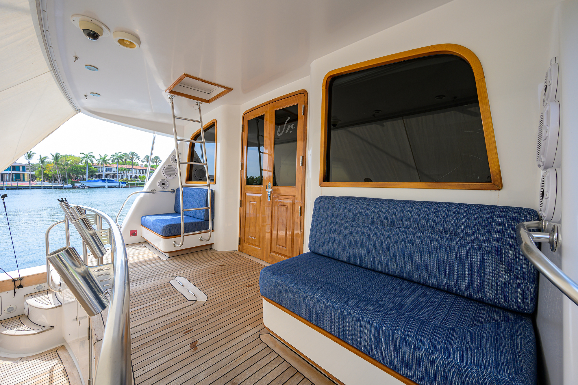 JR yacht photo 57