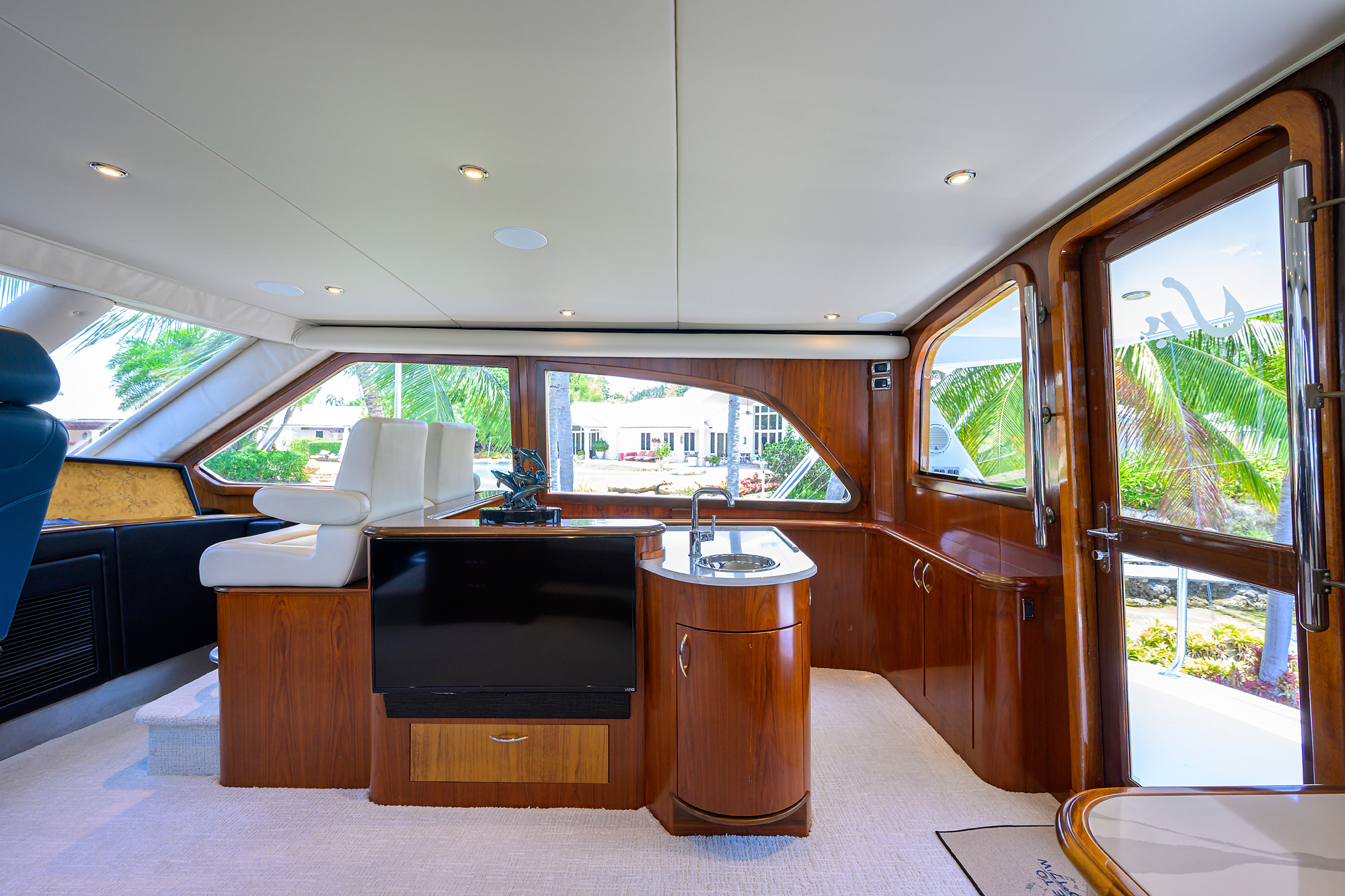 JR yacht photo 35