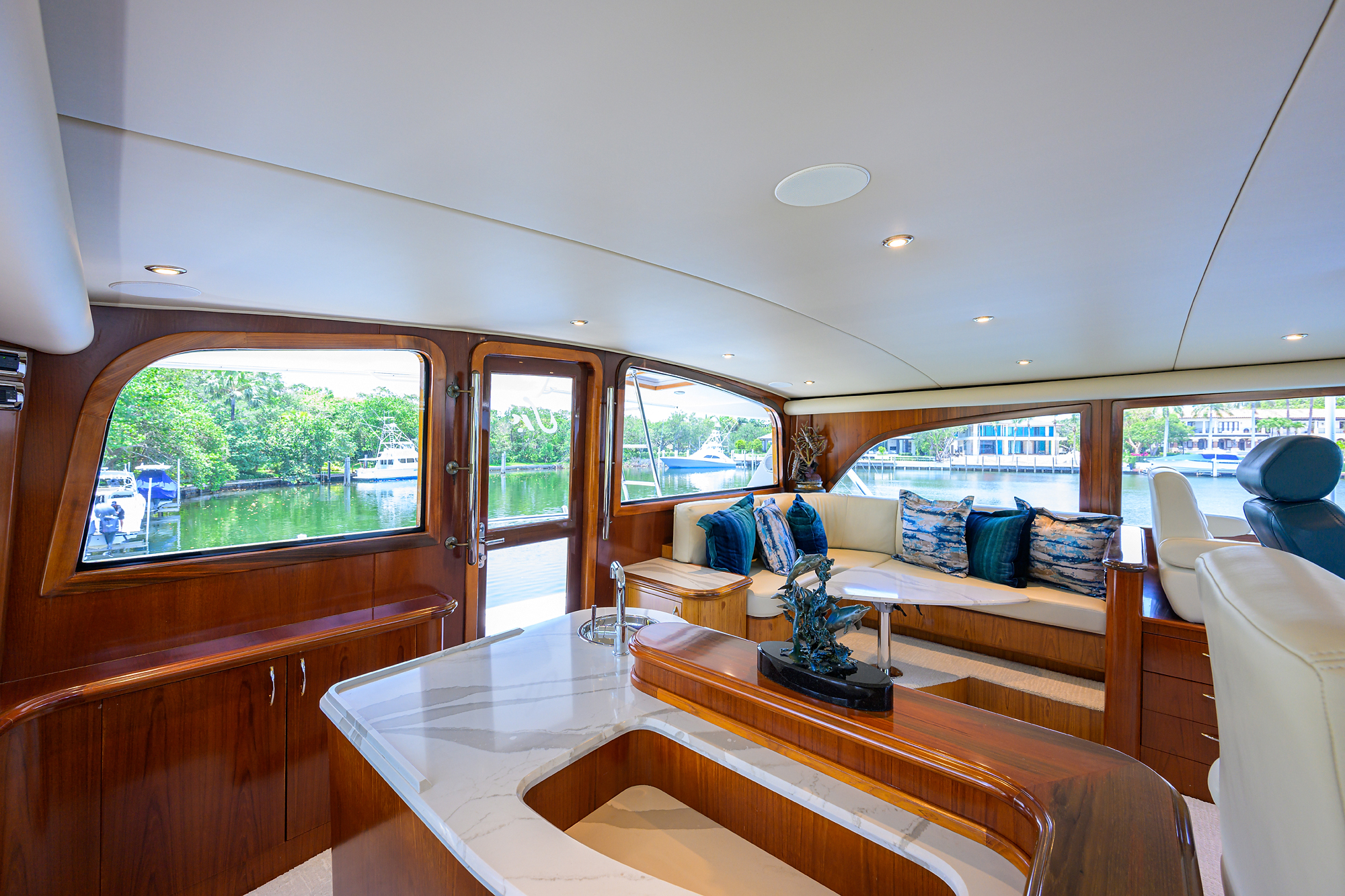 JR yacht photo 32