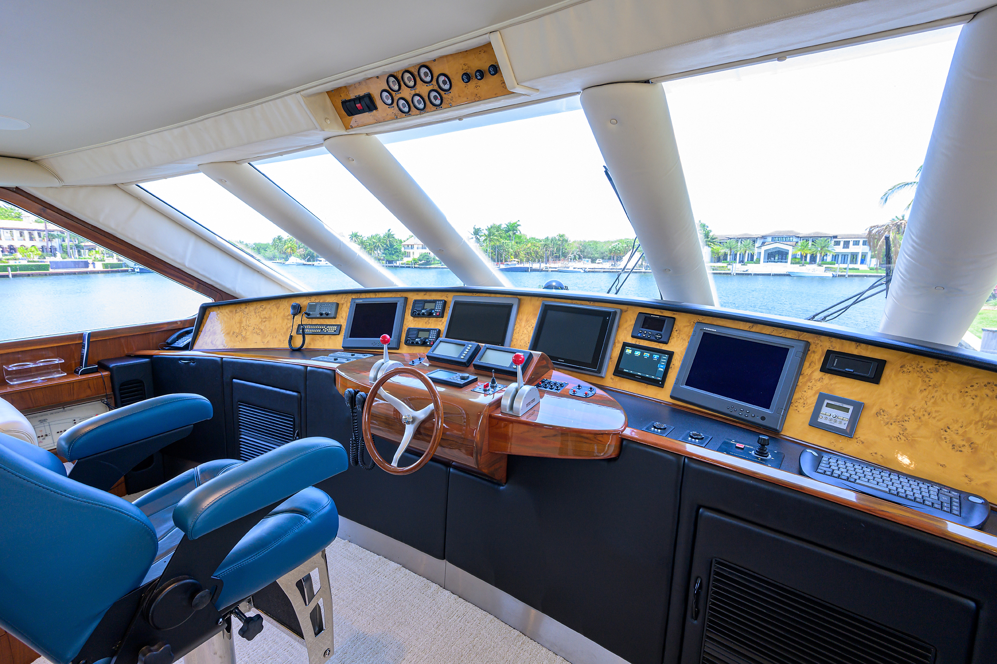 JR yacht photo 41