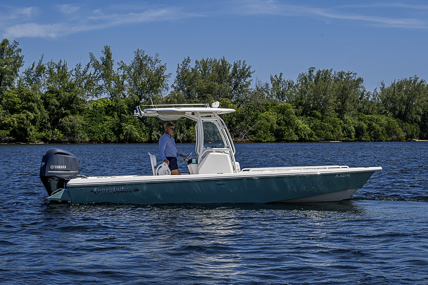 24 Everglades yacht photo 10