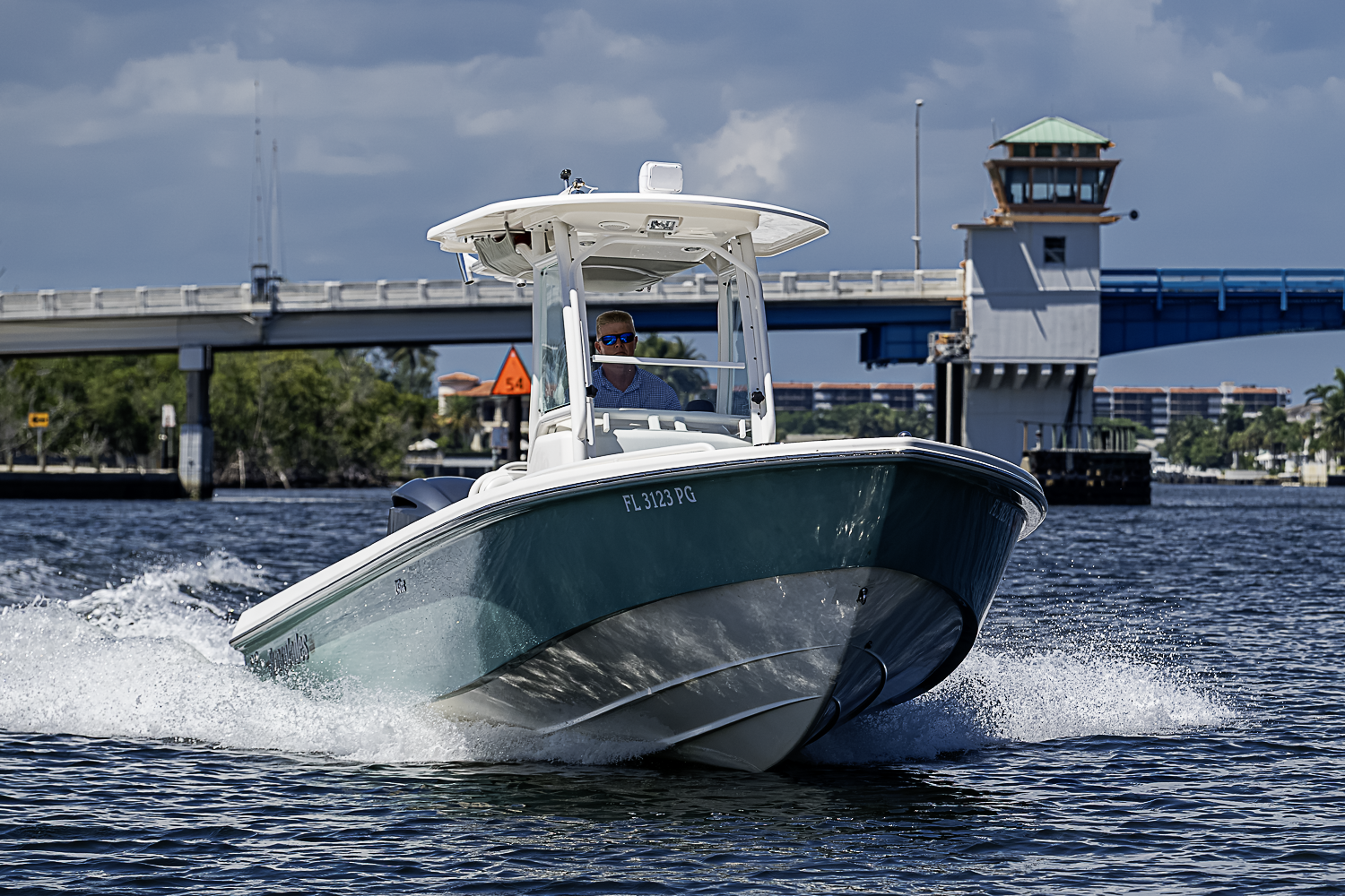 24 Everglades yacht photo 20