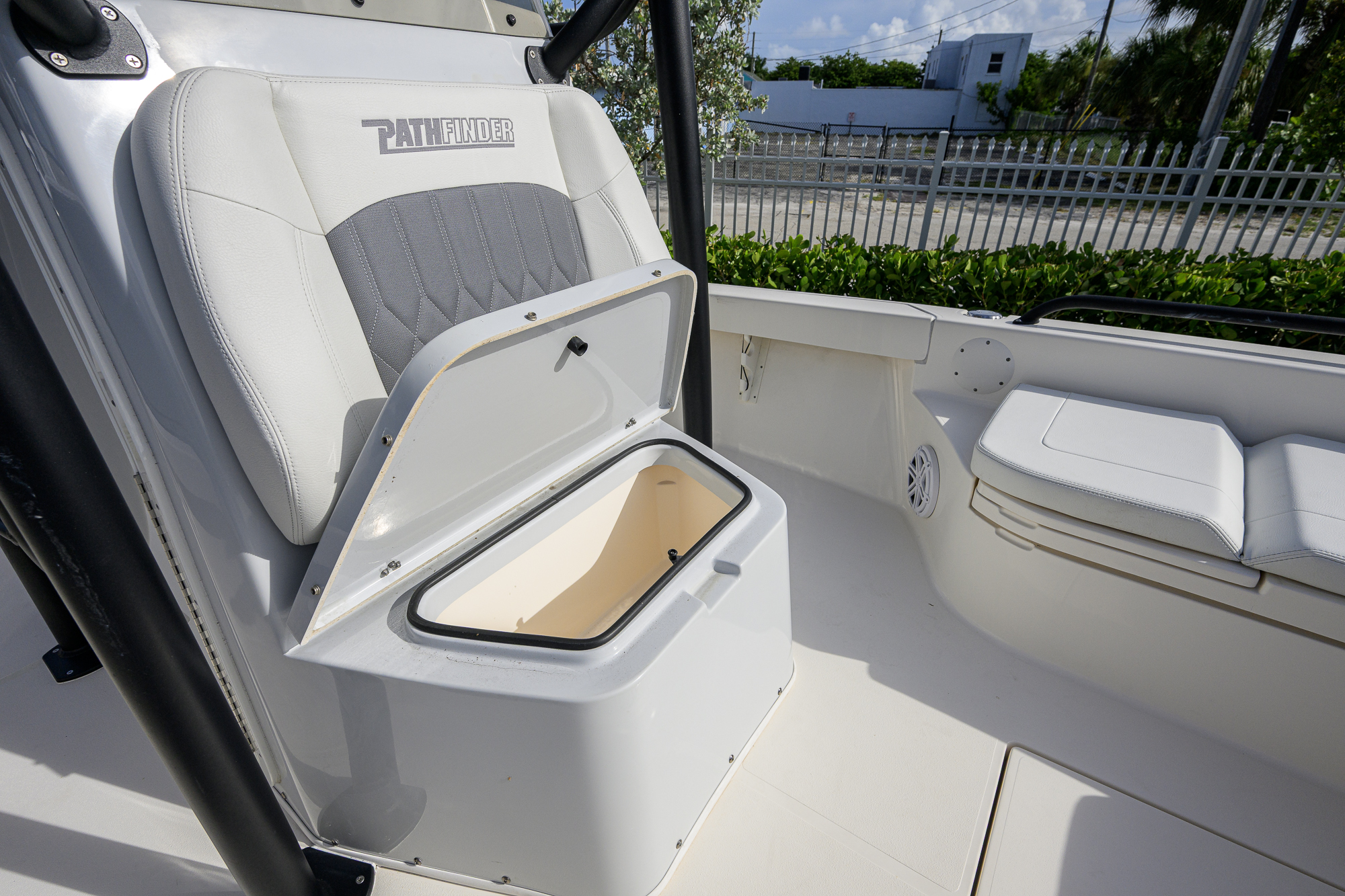 2600-044 yacht photo 24
